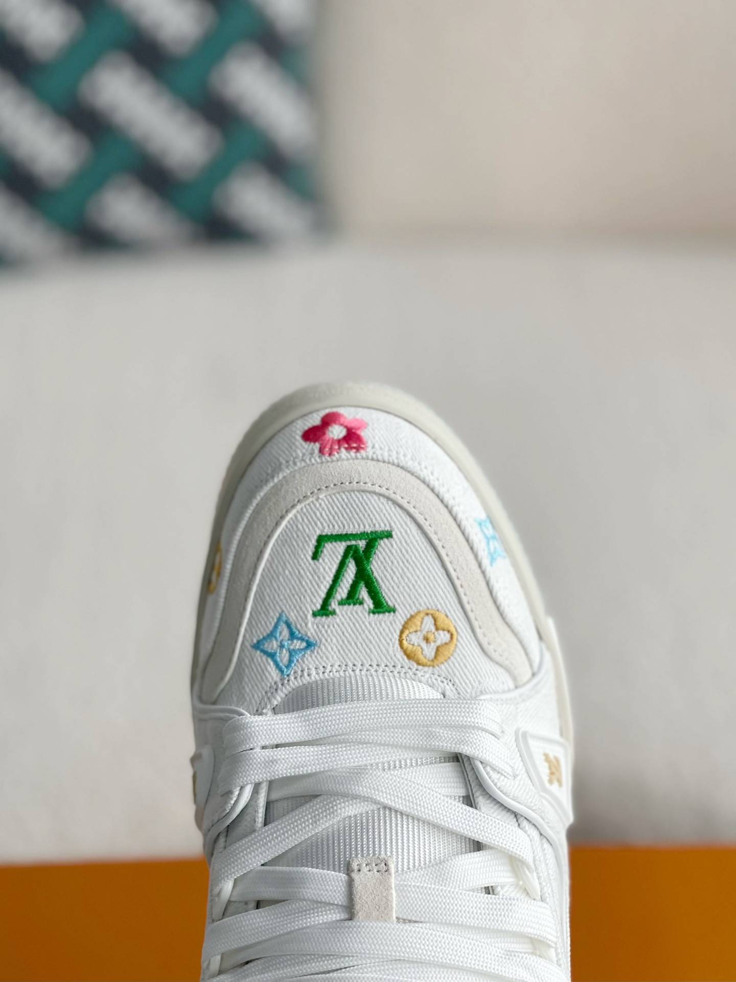 L*V TRAINER SNEAKERS