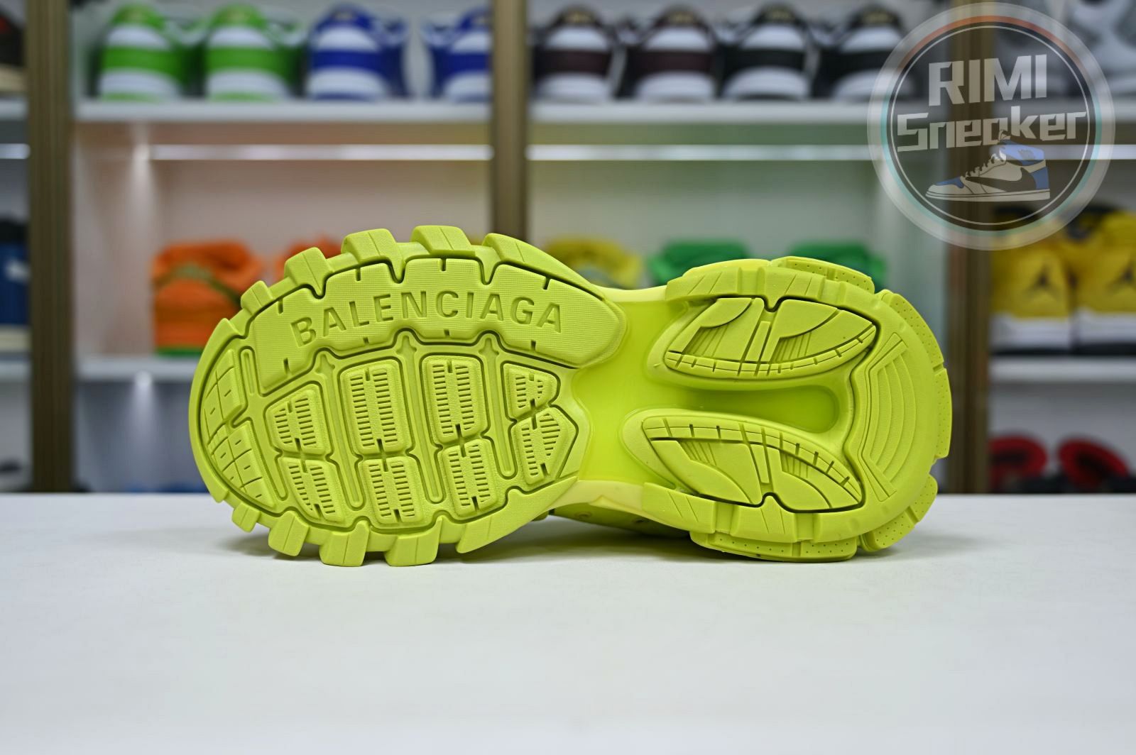 Balenciaga all sizes still in stock! Please contact customer service on iMessage/WhatsApp to purchase! BLGA Track（LED）