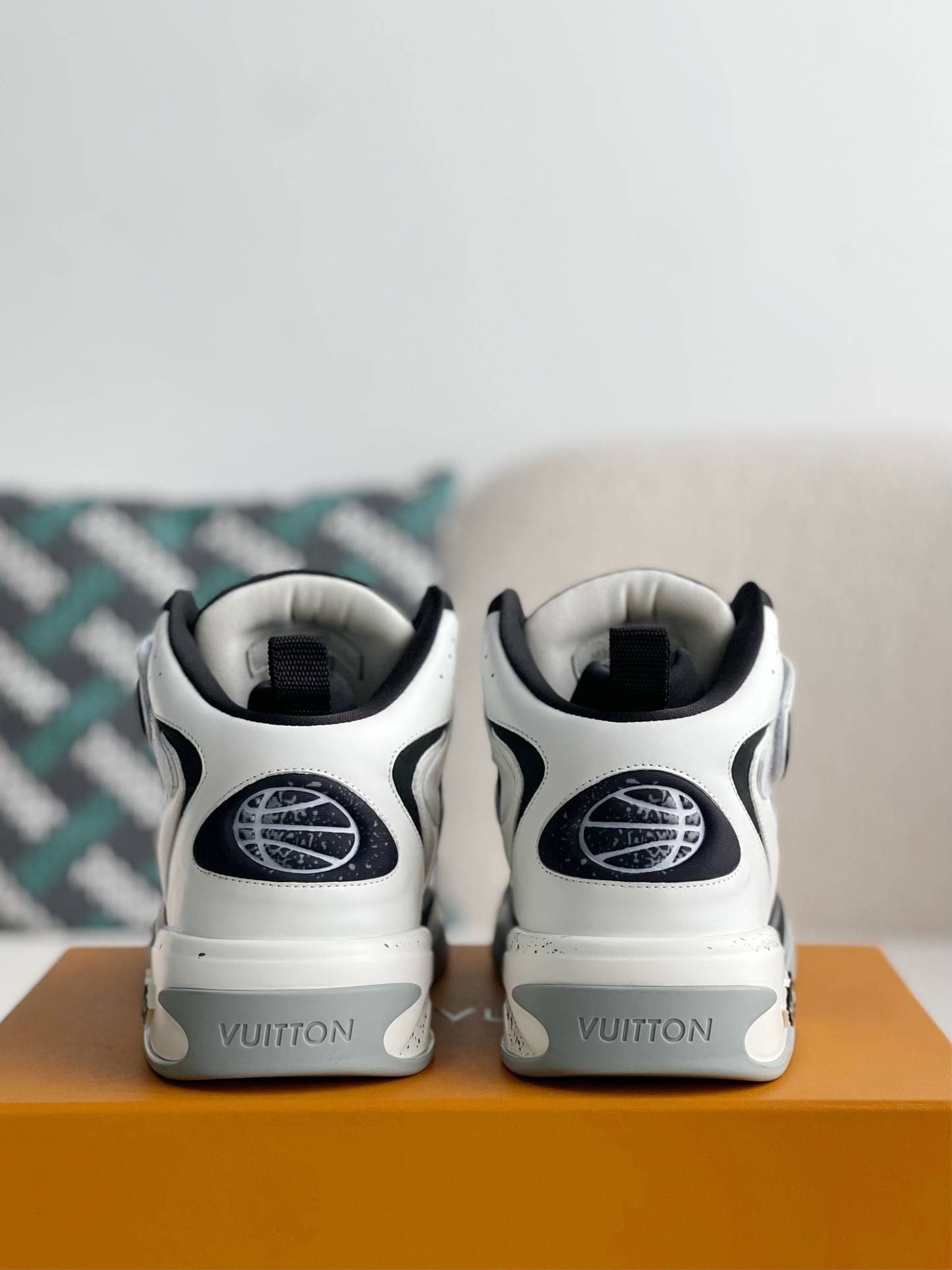 L*V Trainer  Adjustable Mode Paste Sports Casual Shoes