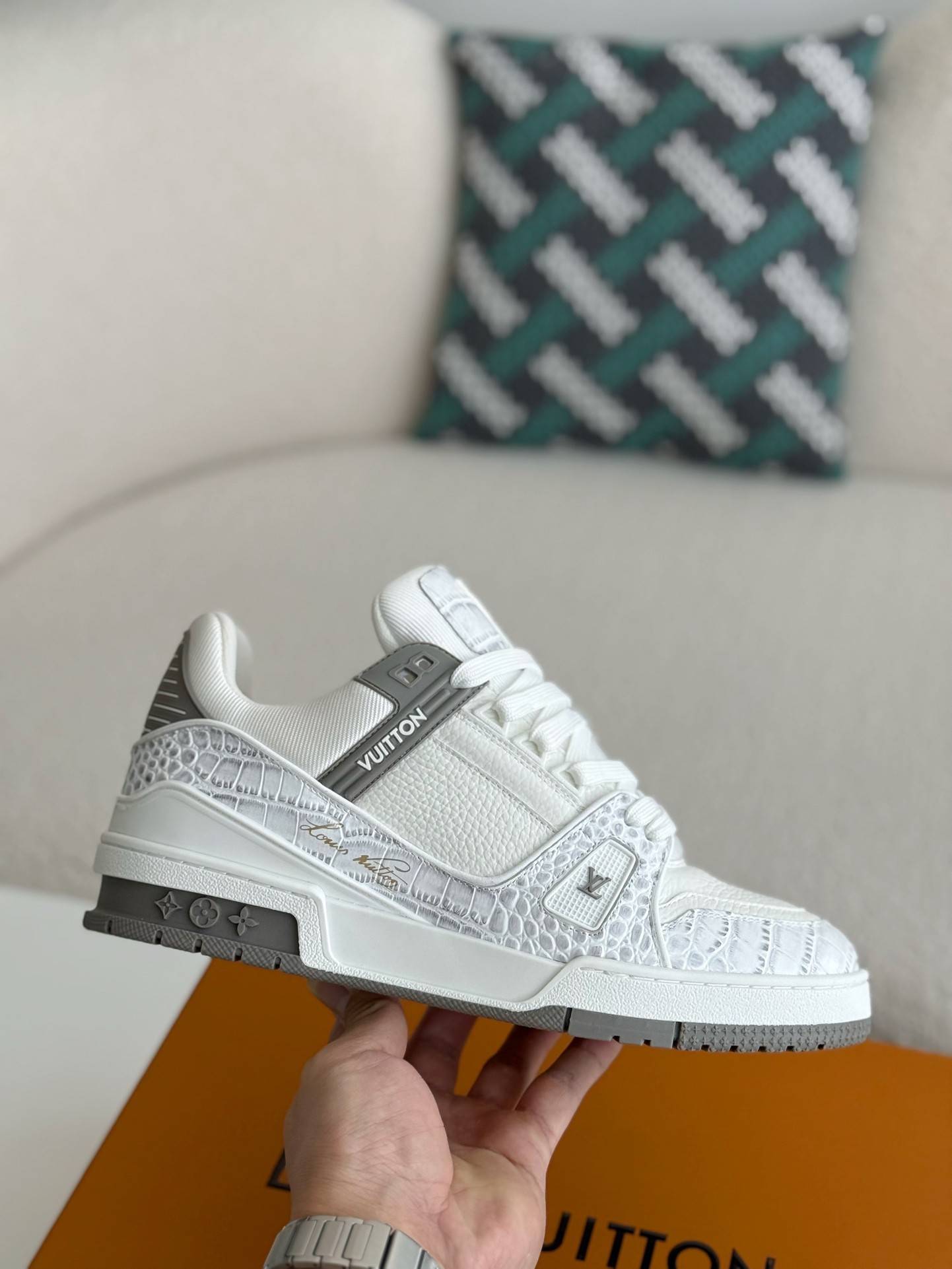 L*V TRAINER SNEAKERS