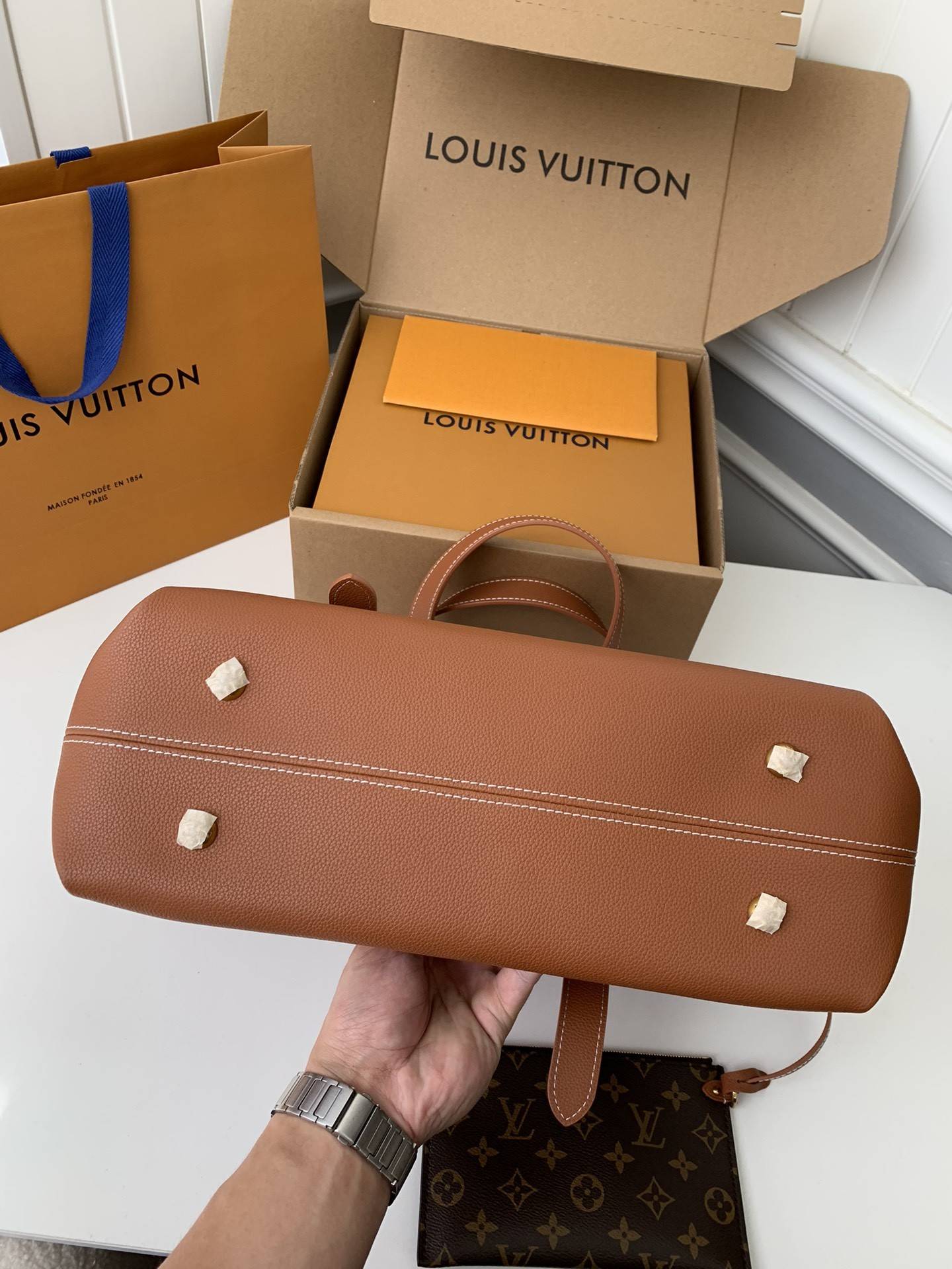 L*V Low Key Cabas Mid -number Handbag M25343 Size: 30*14*47cm