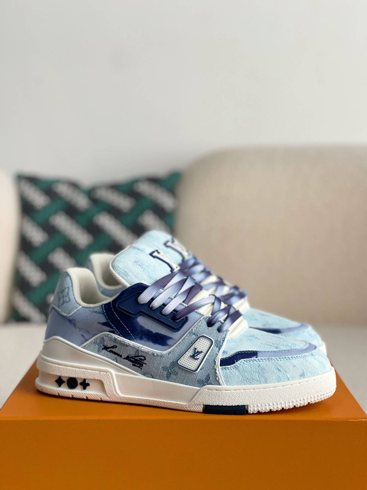 L*V TRAINER SNEAKERS