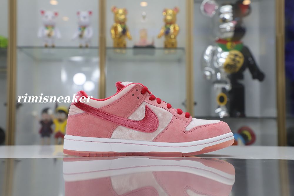 STRANGELOVE X DUNK LOW SB