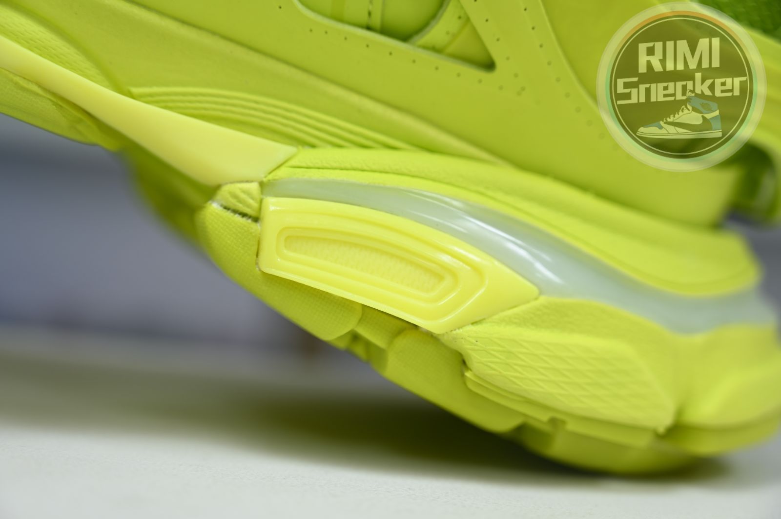 Balenciaga all sizes still in stock! Please contact customer service on iMessage/WhatsApp to purchase! BLGA Track（LED）