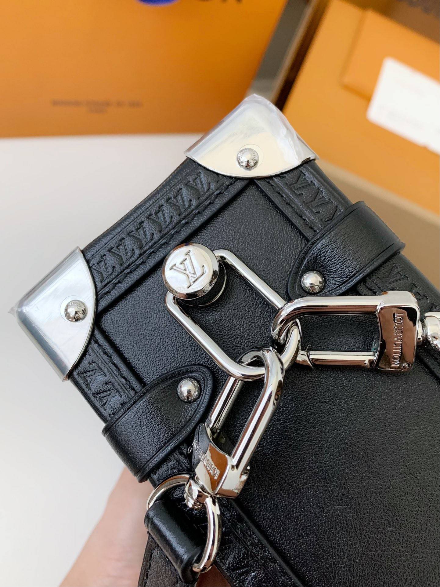 L*V New SIDE TRUNK full leather medium size handbag  M11350  Size：21*14*6cm