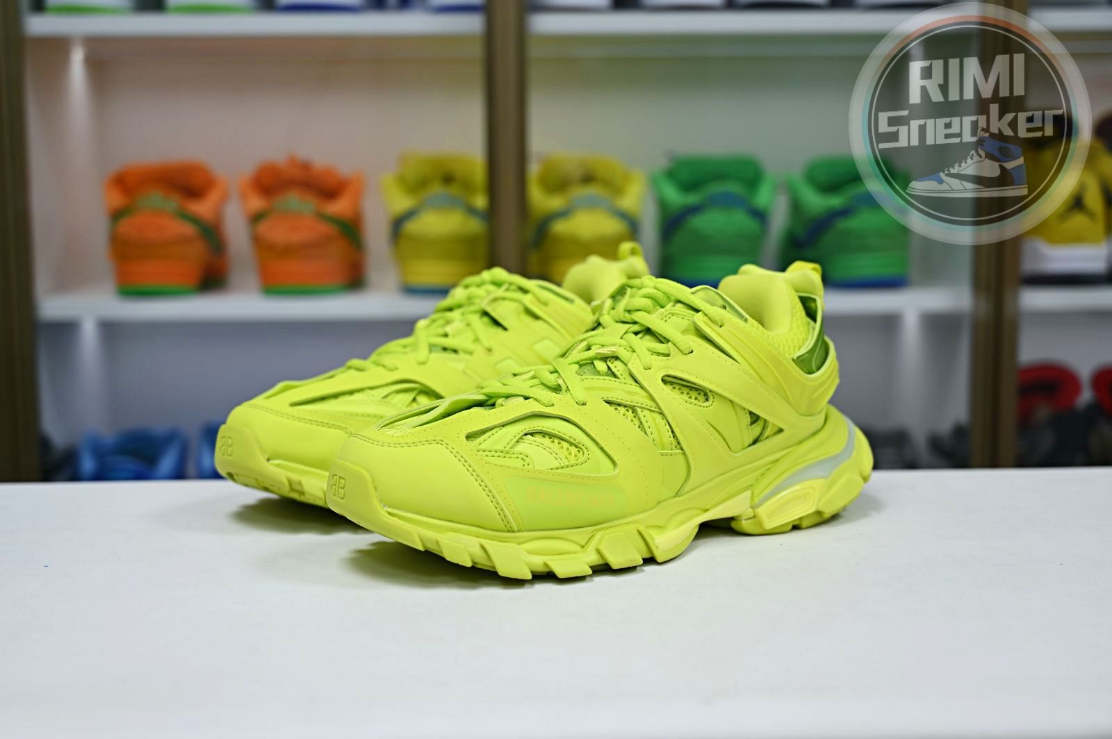 Balenciaga all sizes still in stock! Please contact customer service on iMessage/WhatsApp to purchase! BLGA Track（LED）