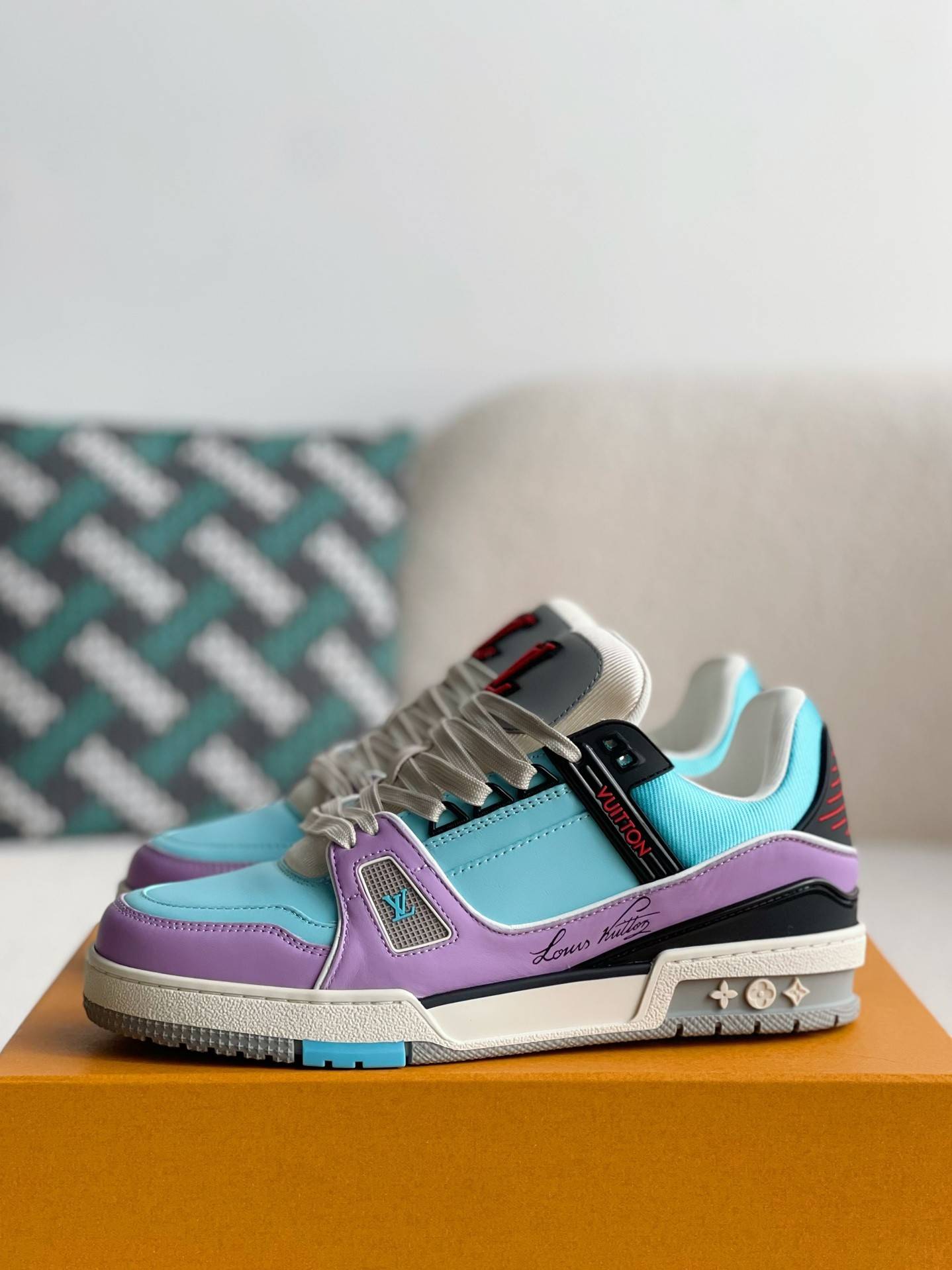 L*V TRAINER Sneakers