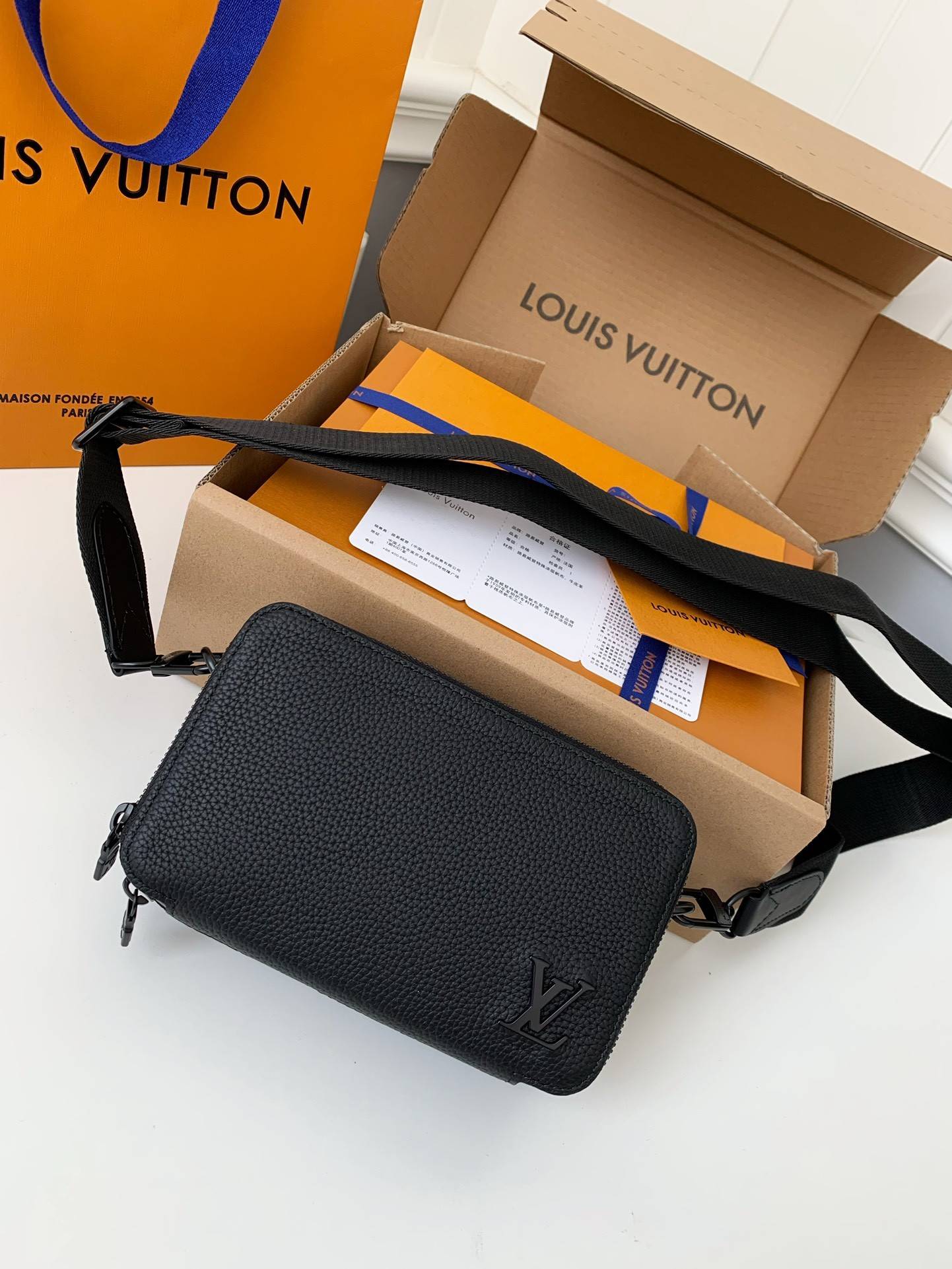 L*V Portafoglio indossabile Alpha M59161，Size：18.5*11*6.5cm