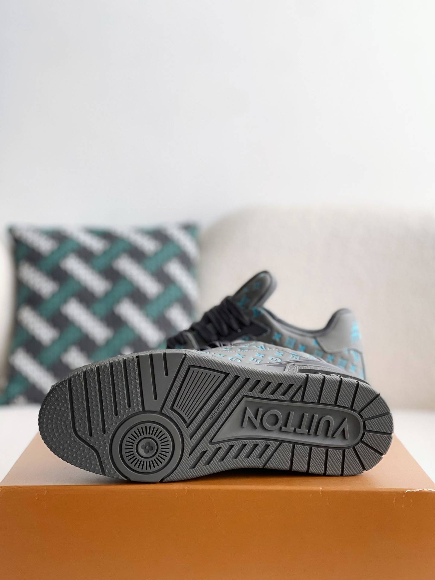 L*V TRAINER SNEAKERS