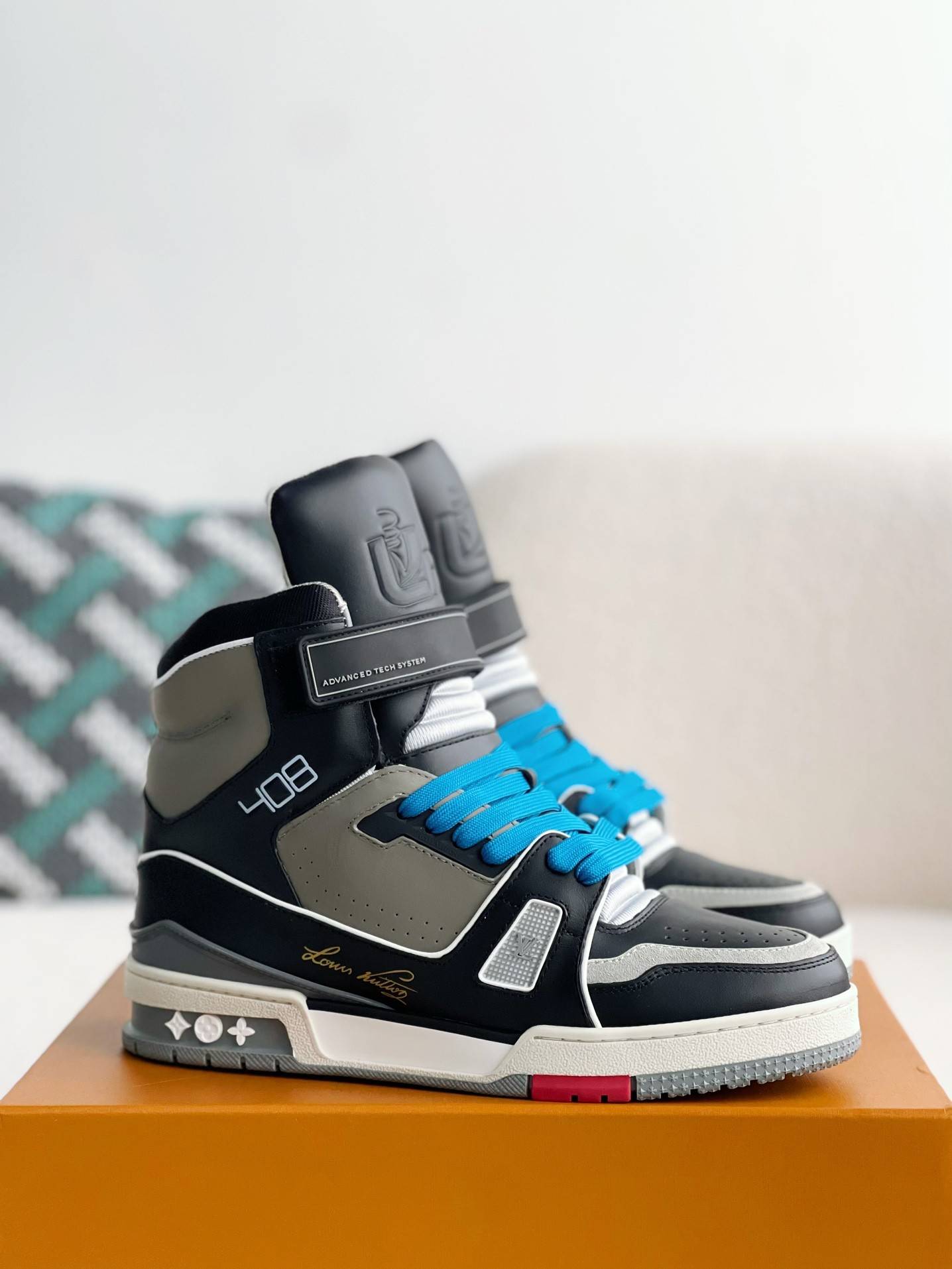 L*V TRAINER SNEAKERS