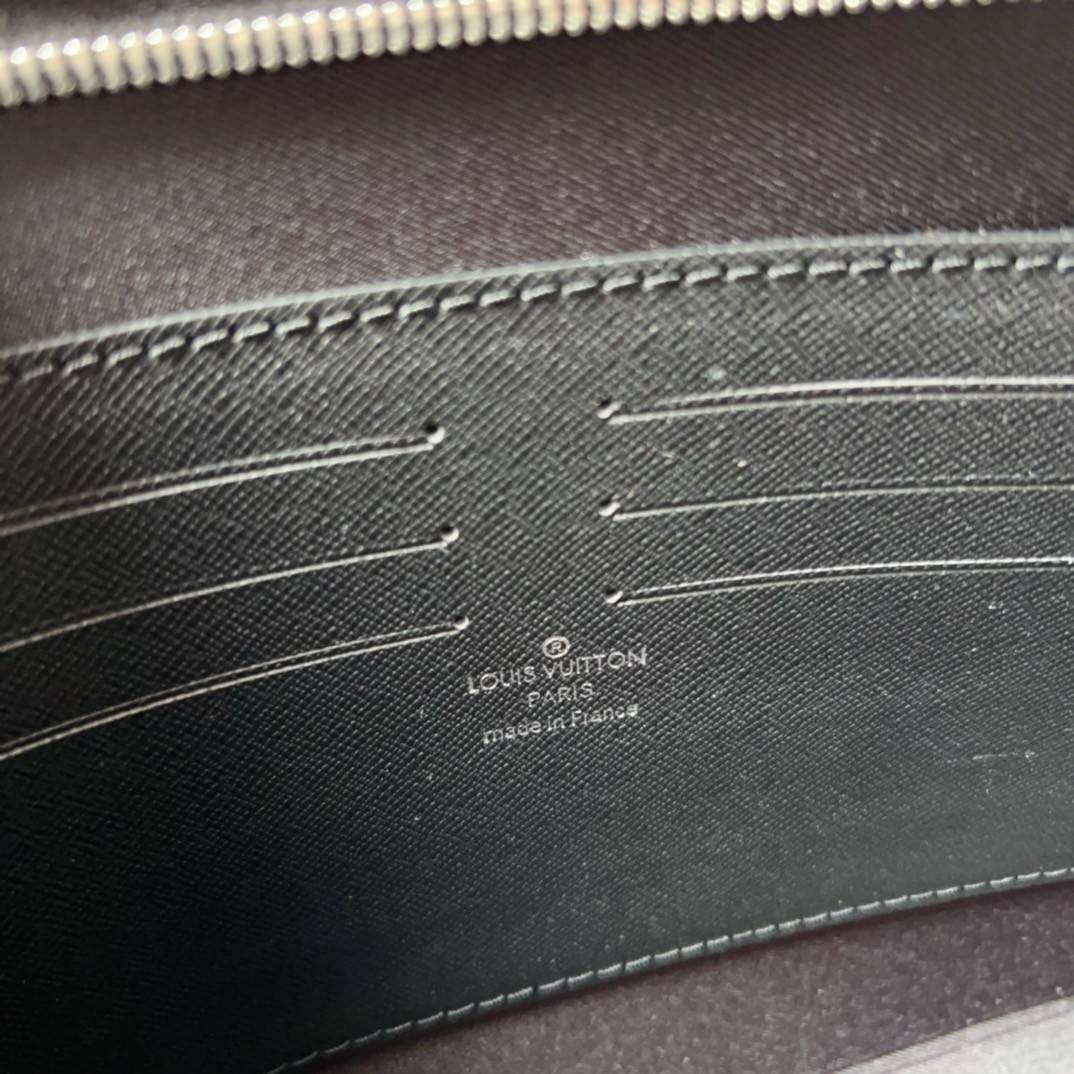 L*V logo calfskin protective case clutch M30450