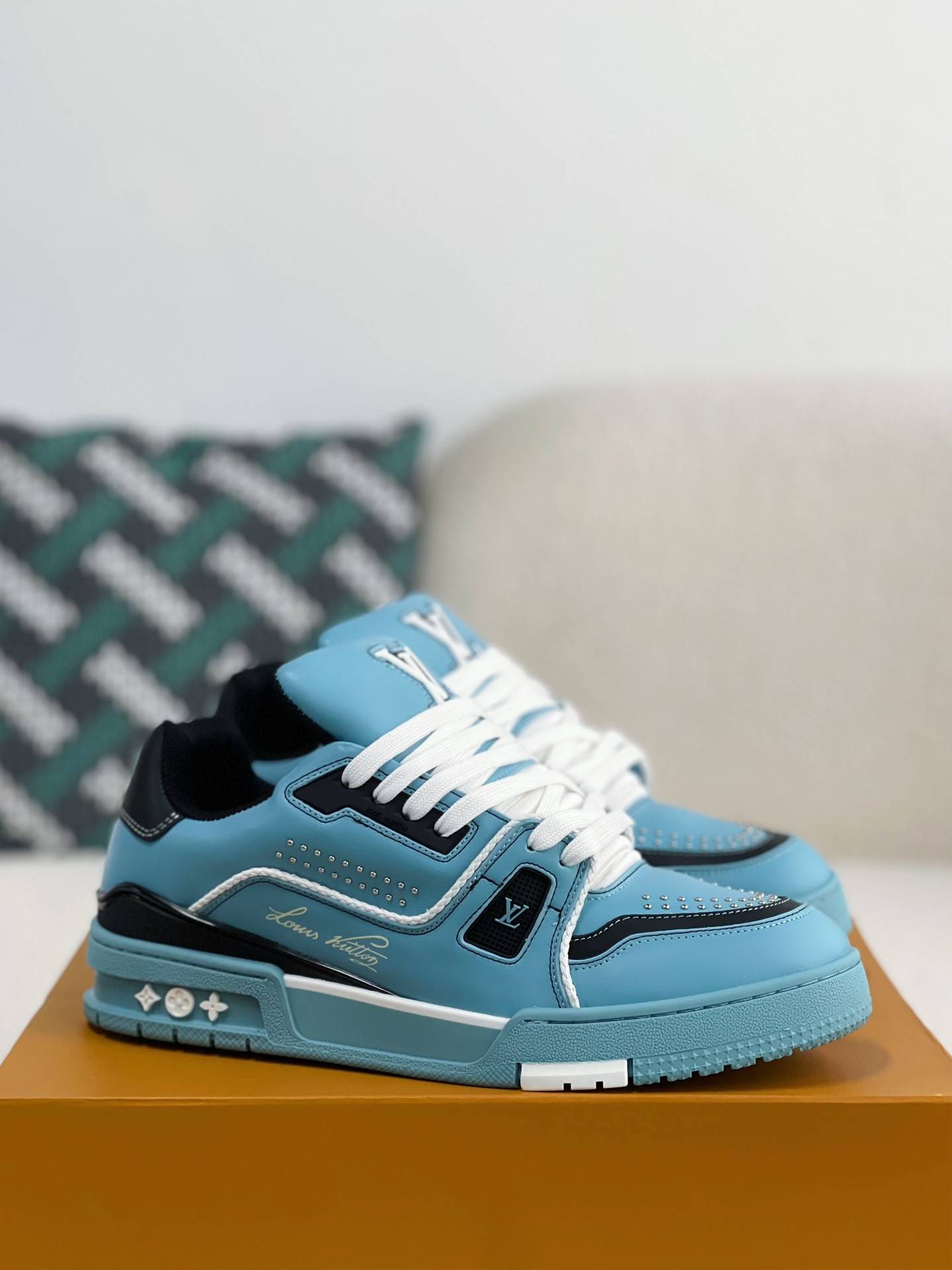 L*V TRAINER SNEAKERS