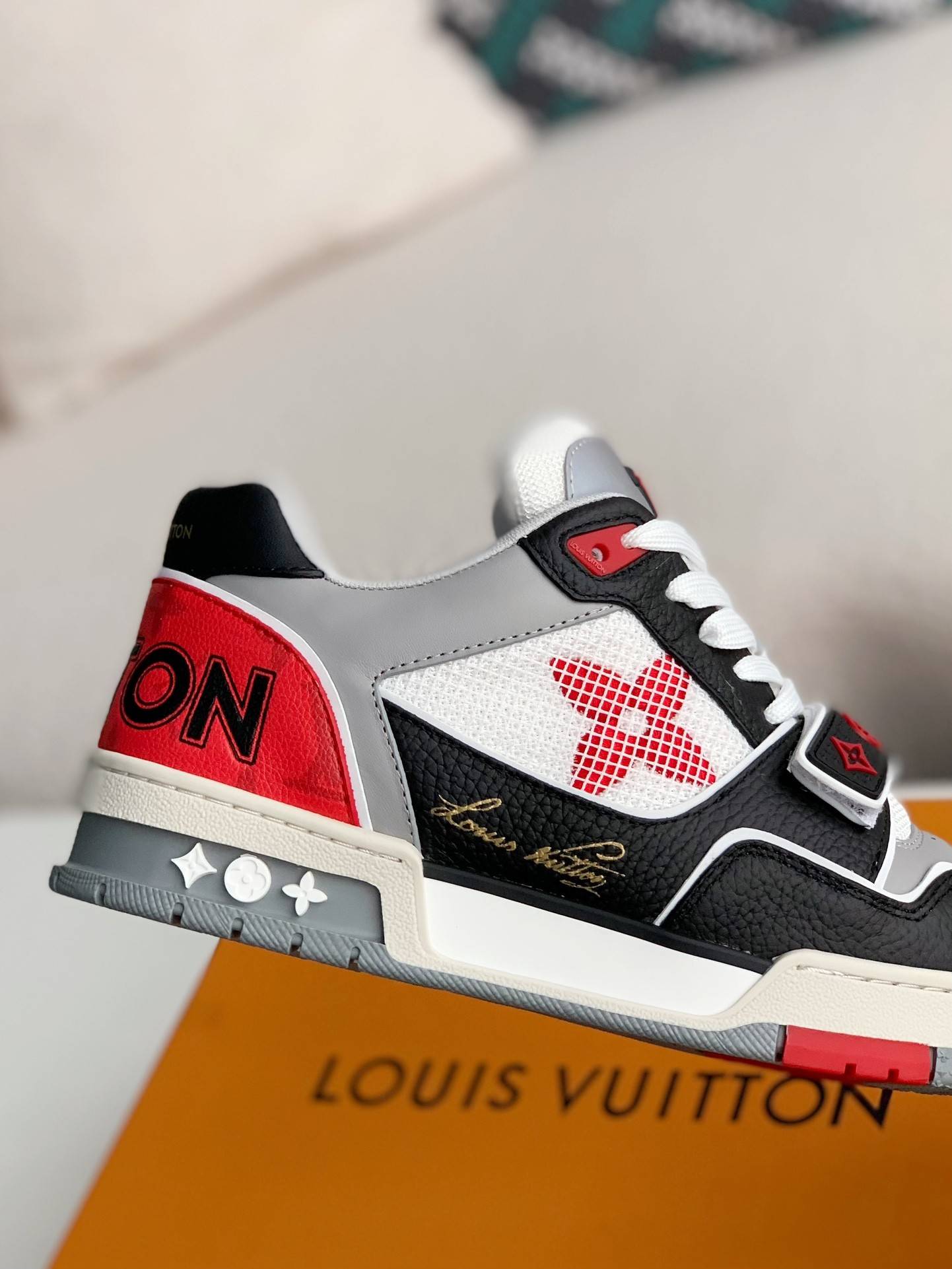 L*V TRAINER Sneakers