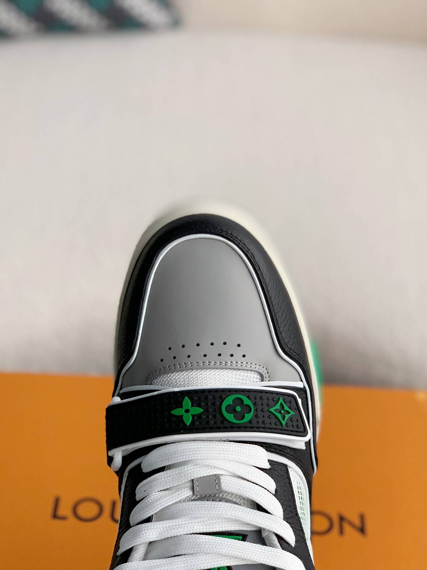 L*V TRAINER Sneakers