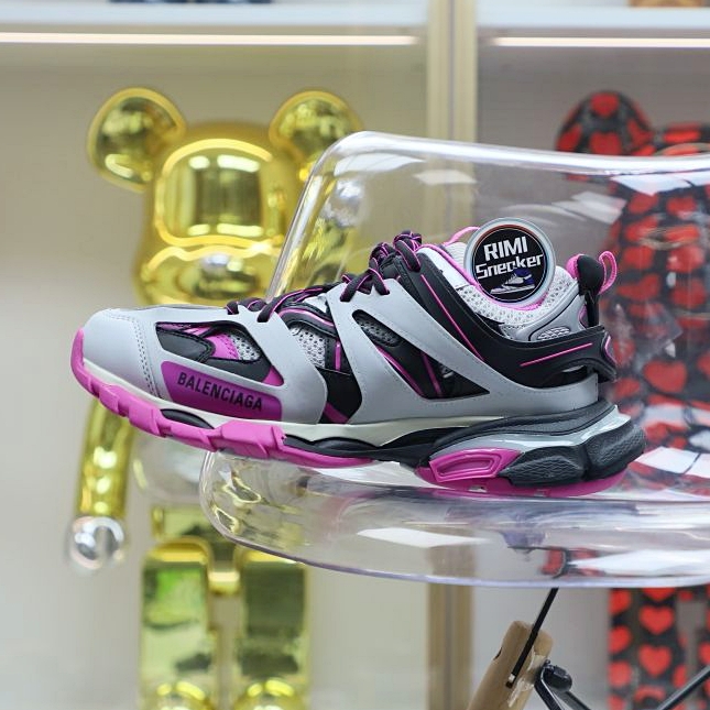 Balenciaga all sizes still in stock! Please contact customer service on iMessage/WhatsApp to purchase! BLGA Track(LED)