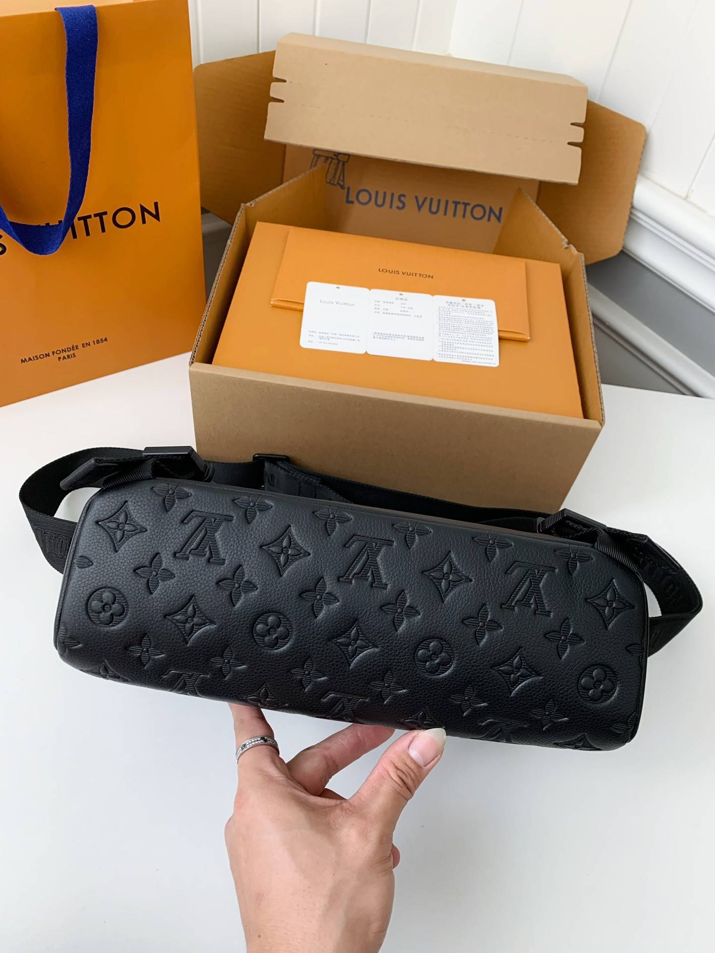 New L*V VOYAGER small men