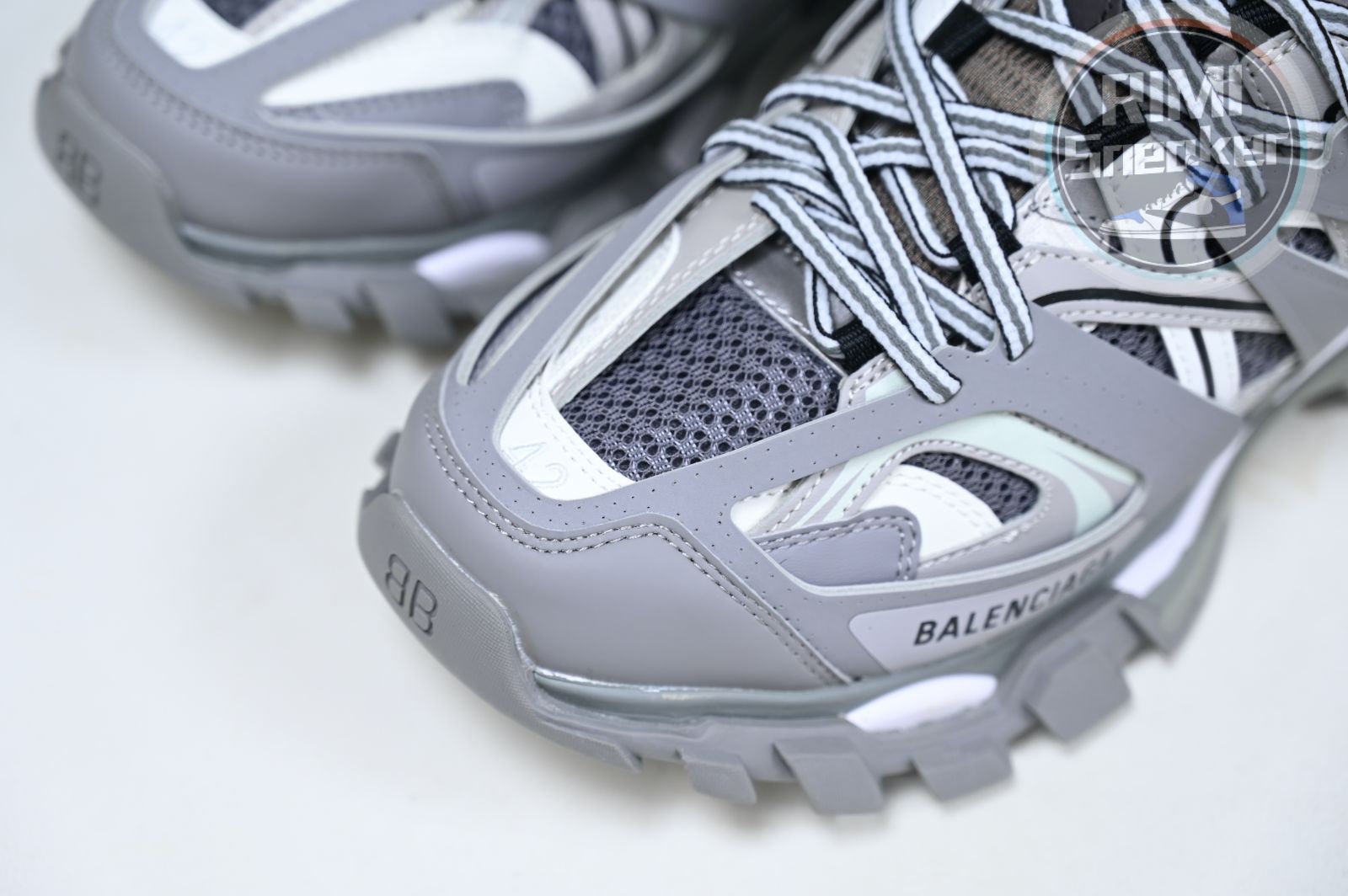 Balenciaga all sizes still in stock! Please contact customer service on iMessage/WhatsApp to purchase! BLGA  Track（LED）