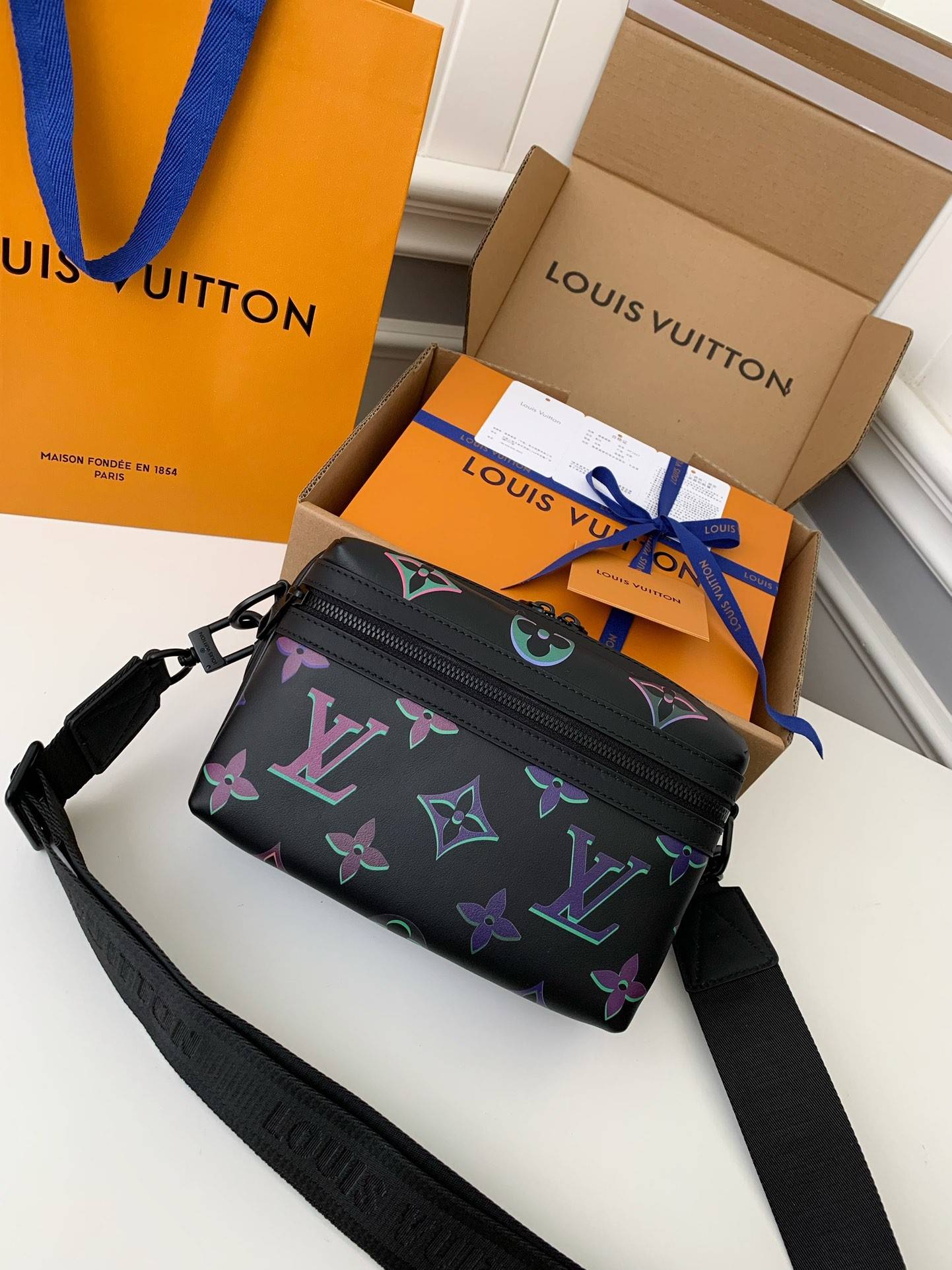 L*V COMET Full Leather Messenger Bag M22495