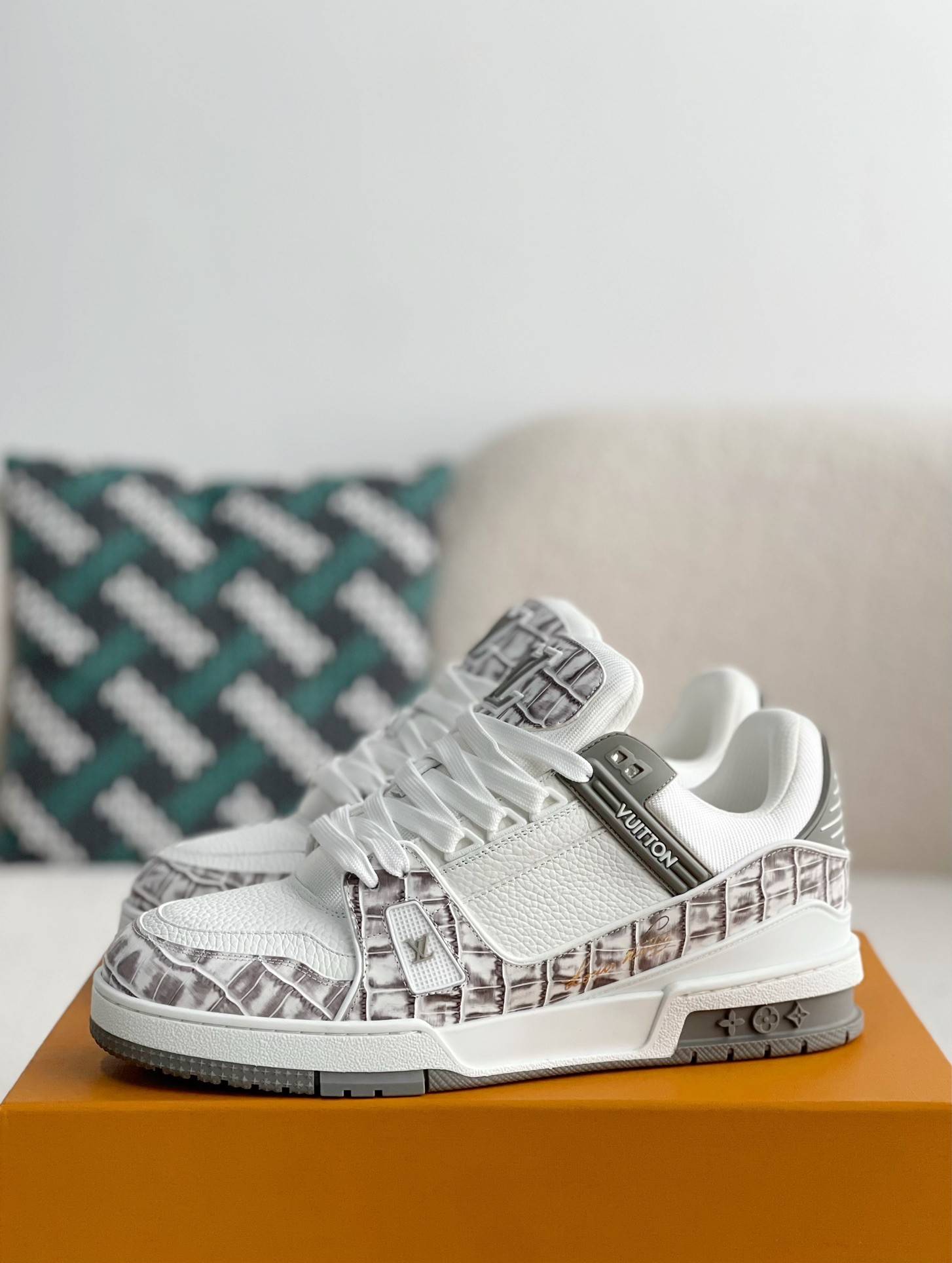 L*V TRAINER SNEAKERS