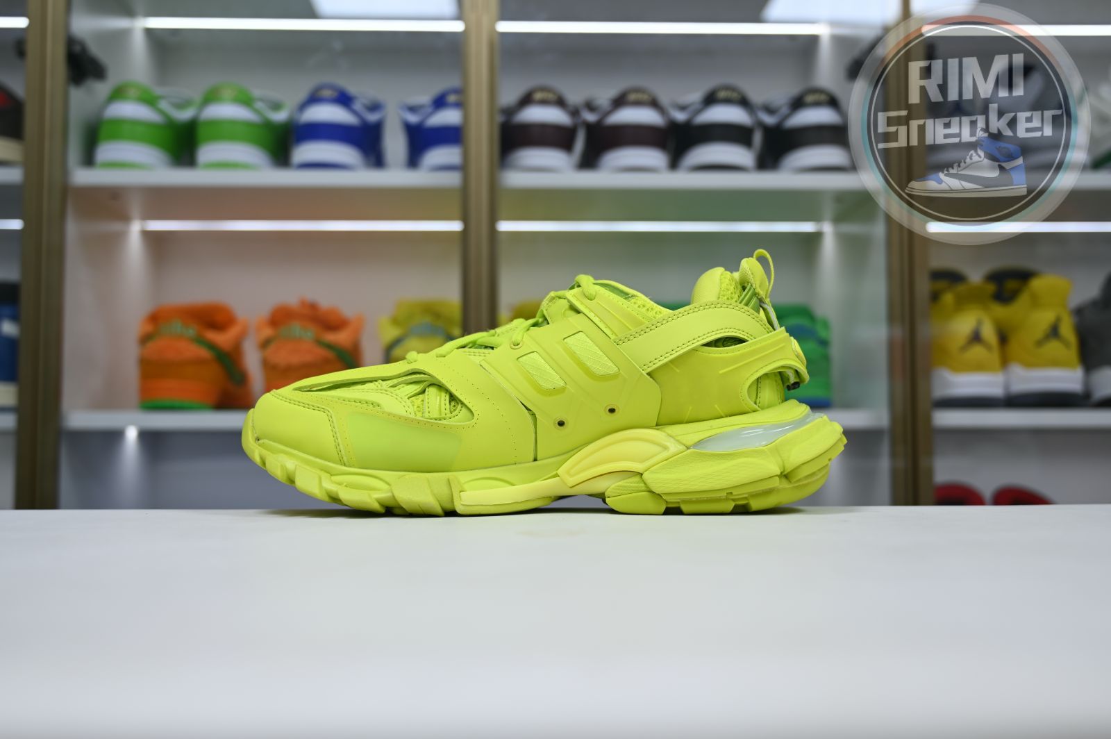 Balenciaga all sizes still in stock! Please contact customer service on iMessage/WhatsApp to purchase! BLGA Track（LED）