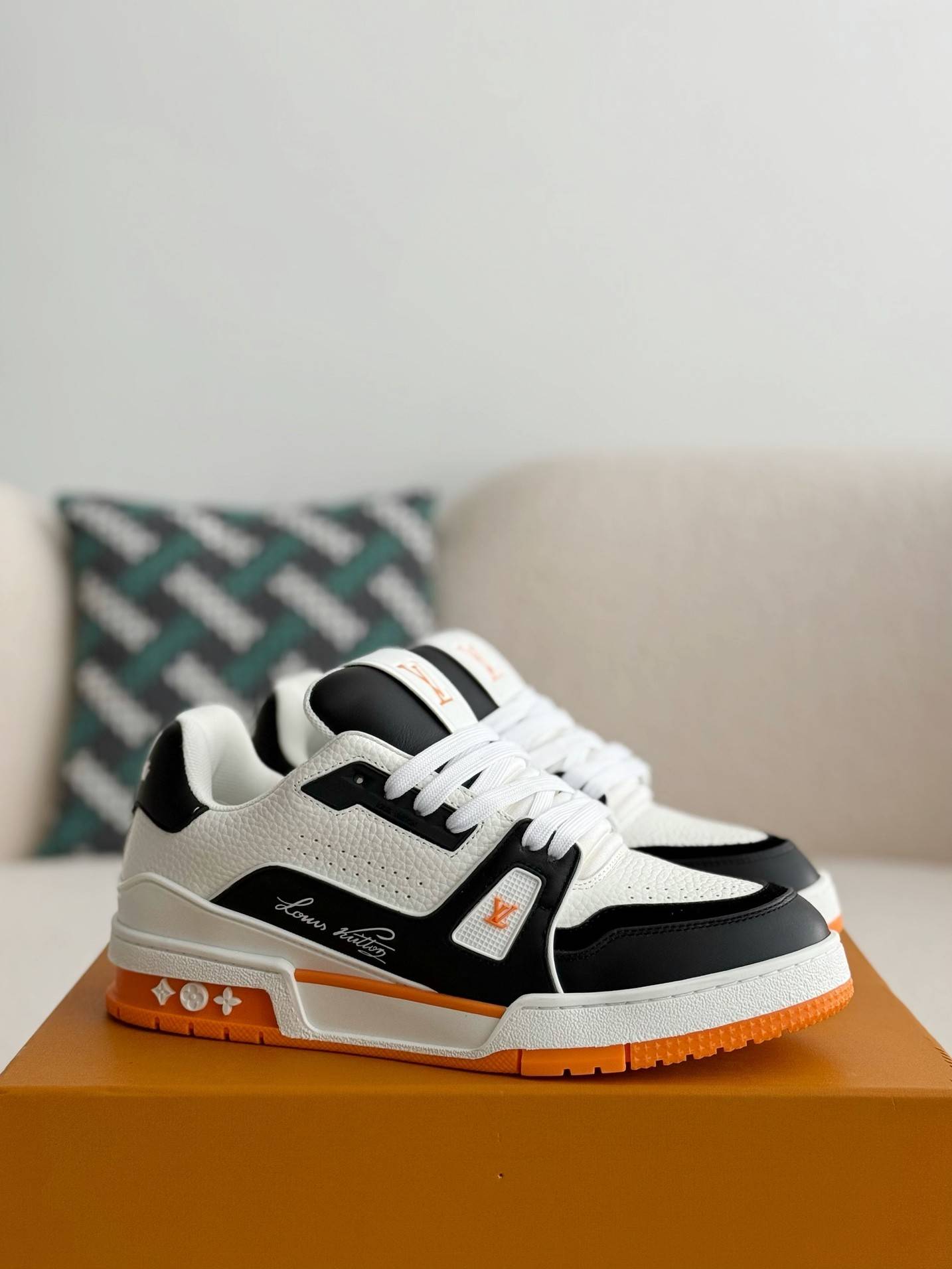 L*V TRAINER SNEAKERS