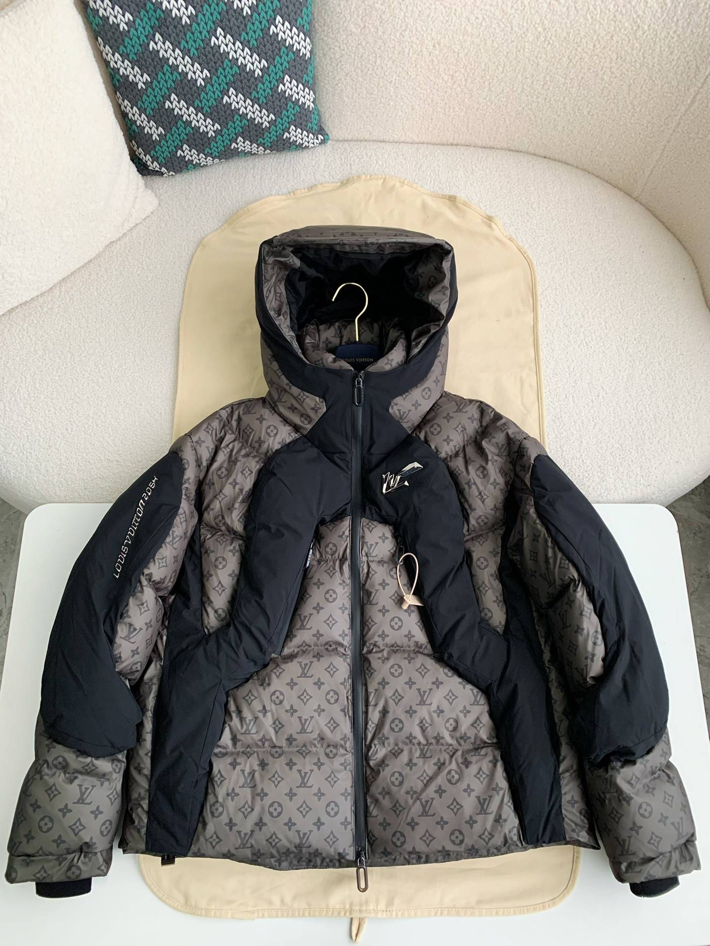 Louis Vuitton 24S warm color changing fabric men''s down jacket