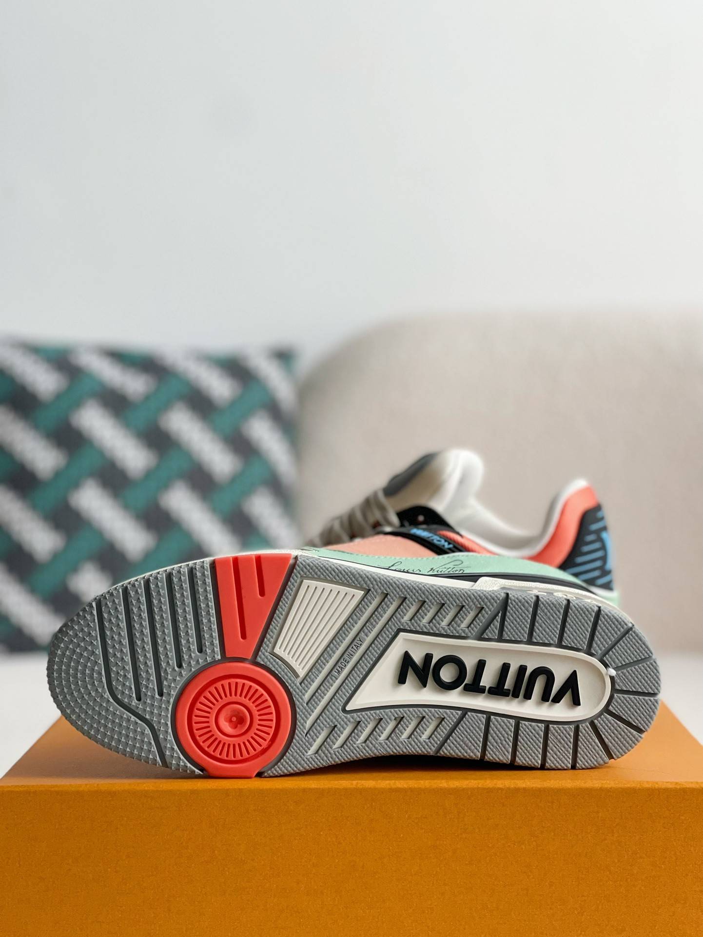 L*V TRAINER Sneakers