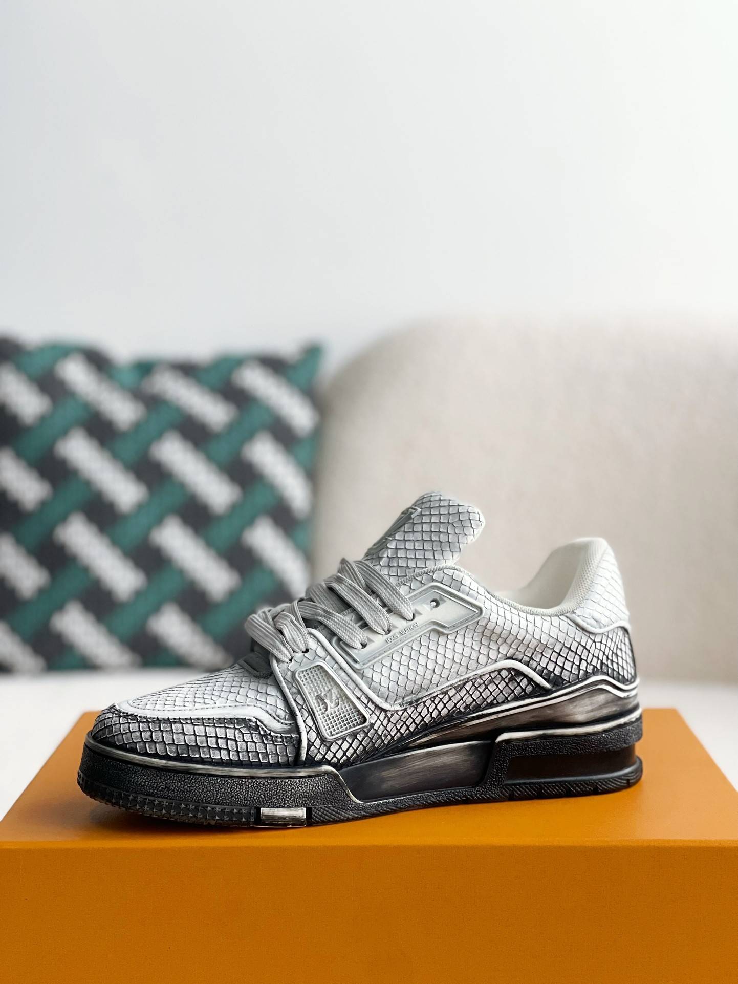 L*V TRAINER SNEAKERS