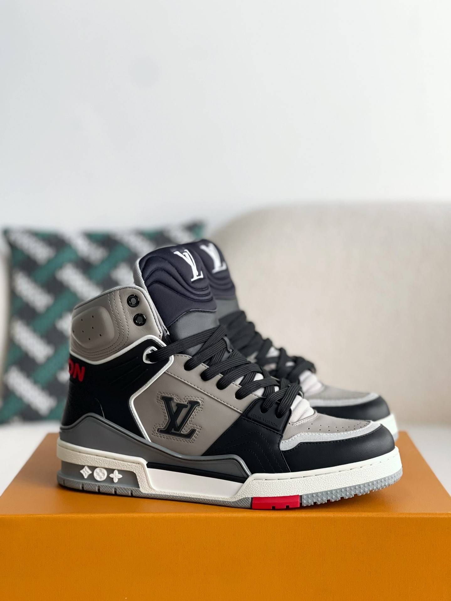 L*V TRAINER SNEAKERS