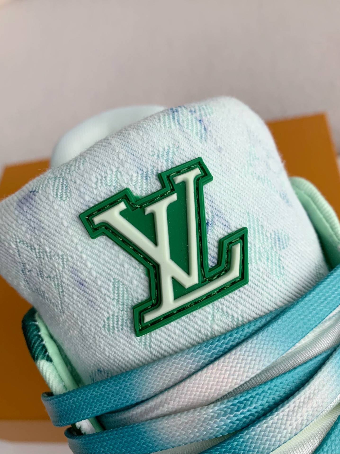 L*V SNEAKERS