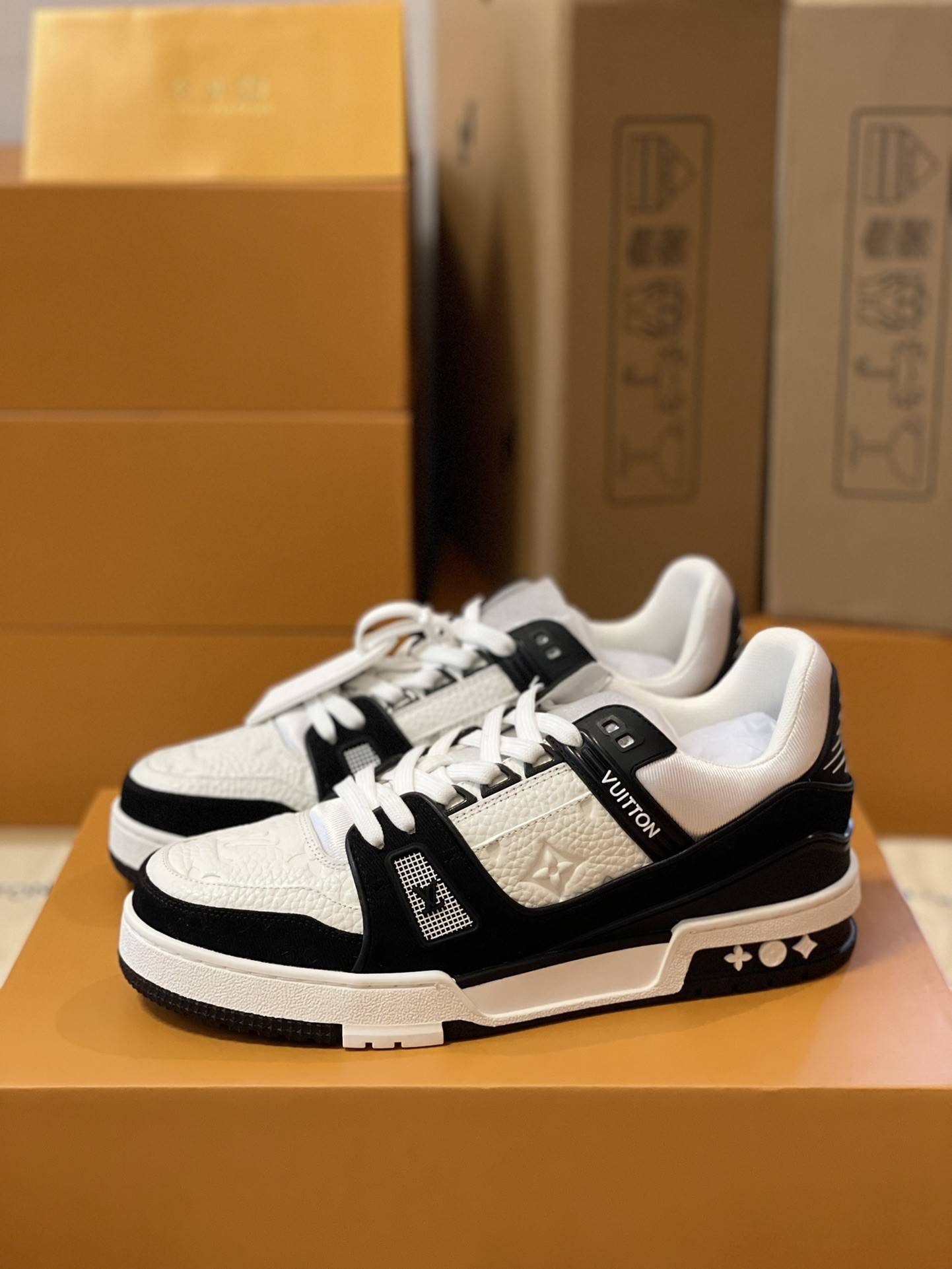 L*V TRAINER 1A8FN8 Sneakers
