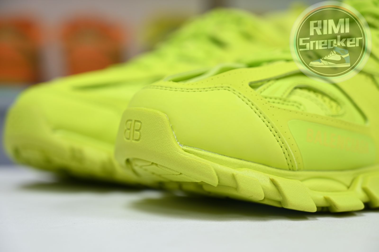 Balenciaga all sizes still in stock! Please contact customer service on iMessage/WhatsApp to purchase! BLGA Track（LED）