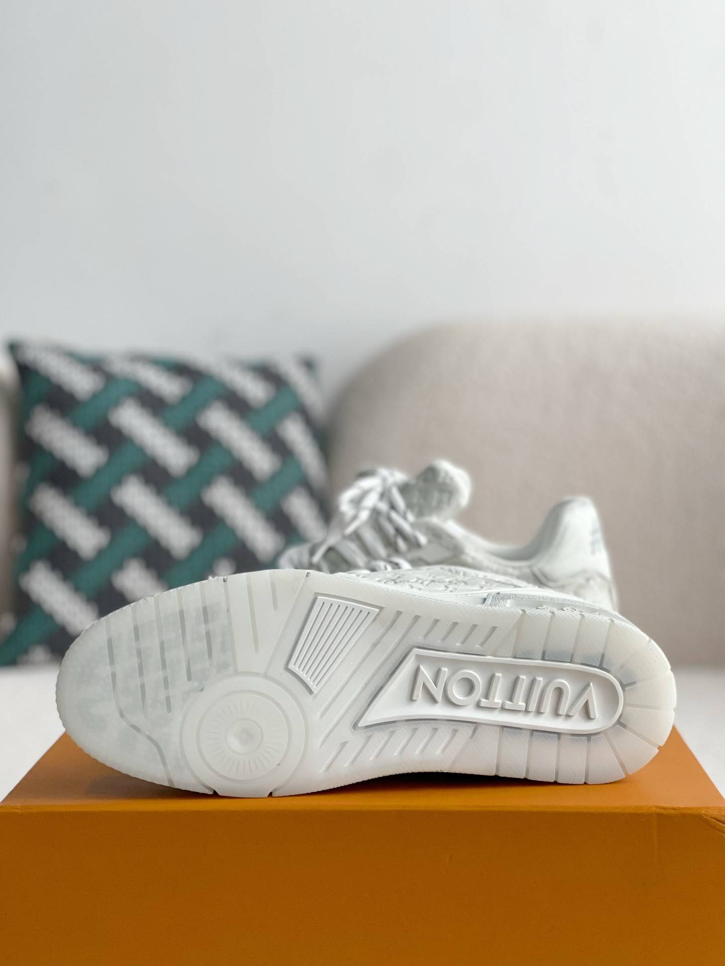 L*V TRAINER SNEAKERS