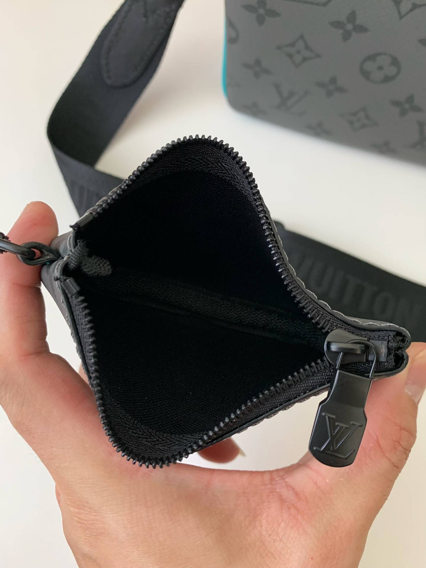 L*V Trio New Men’s colour-matching postman bag M11648  Size：25*18.5*7cm