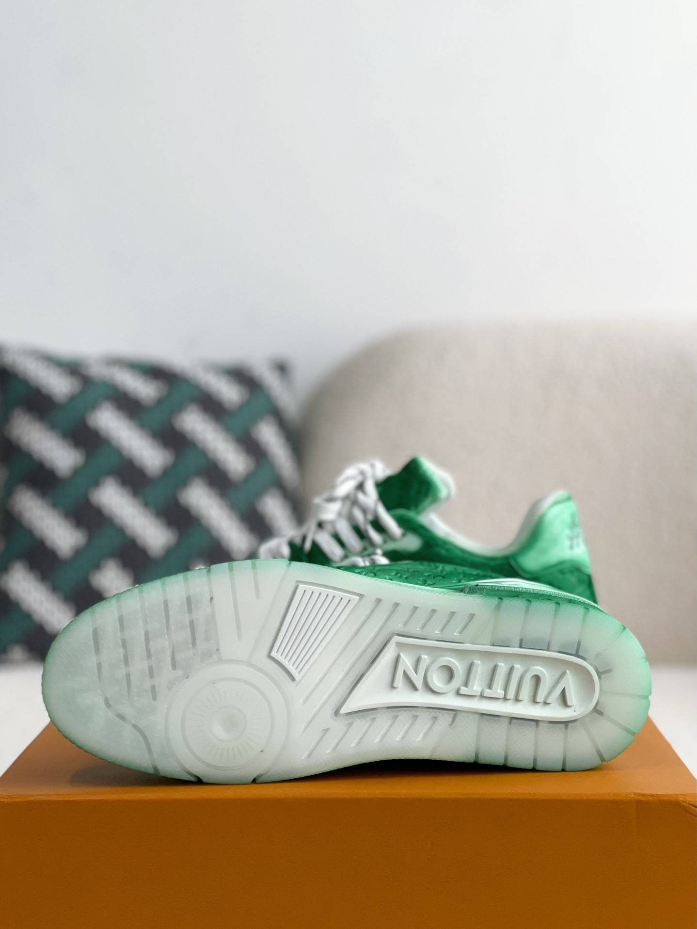 L*V TRAINER SNEAKERS