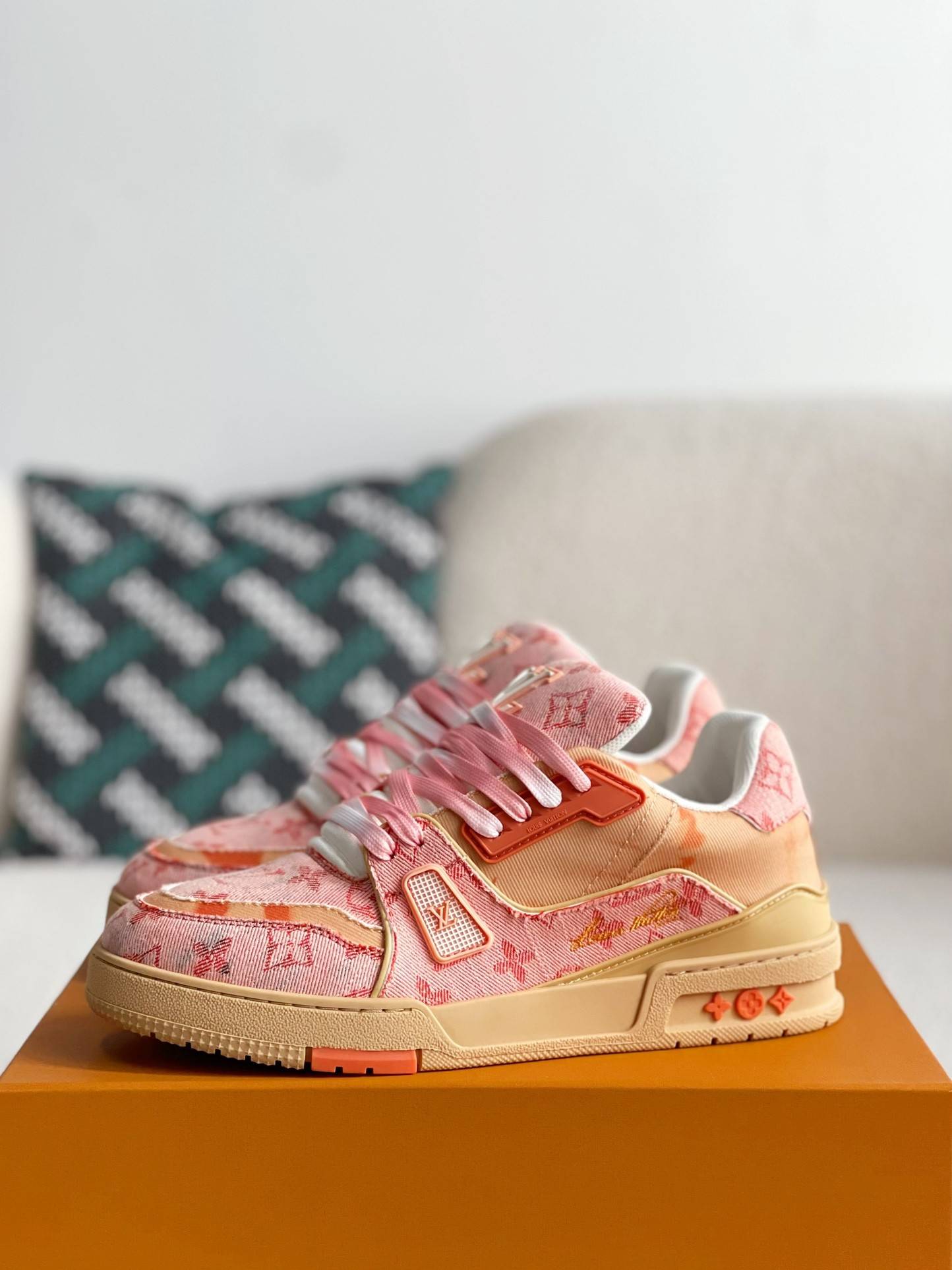 L*V TRAINER SNEAKERS