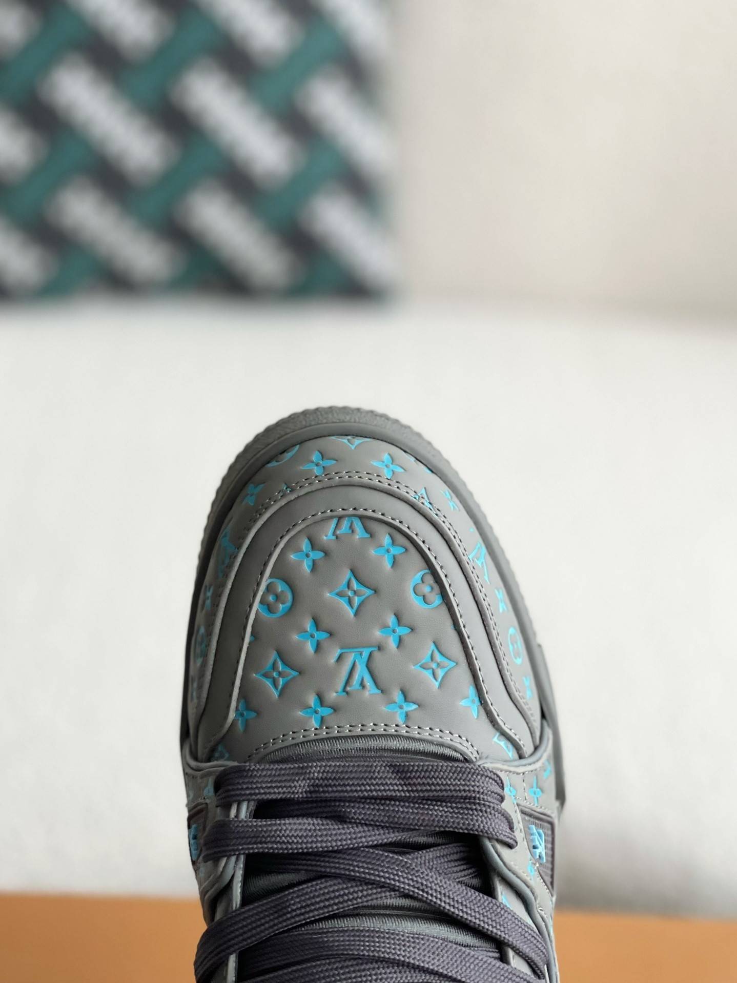 L*V TRAINER SNEAKERS