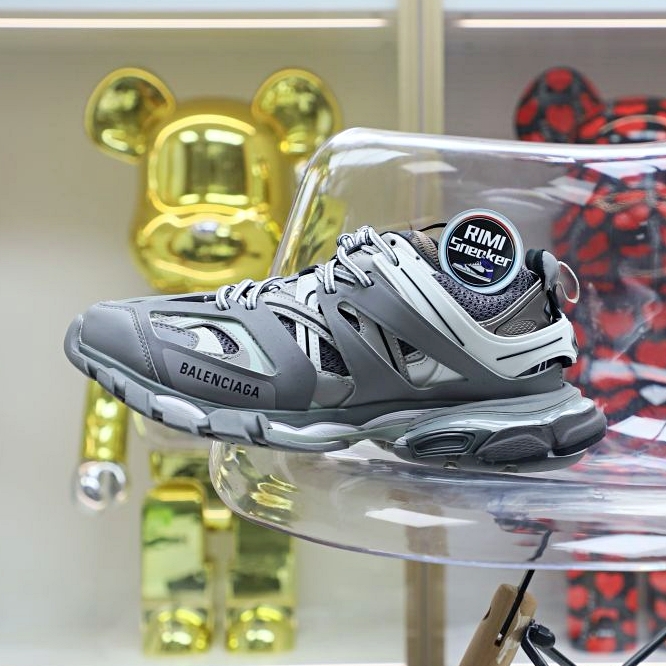 Balenciaga all sizes still in stock! Please contact customer service on iMessage/WhatsApp to purchase! BLGA Track(LED)