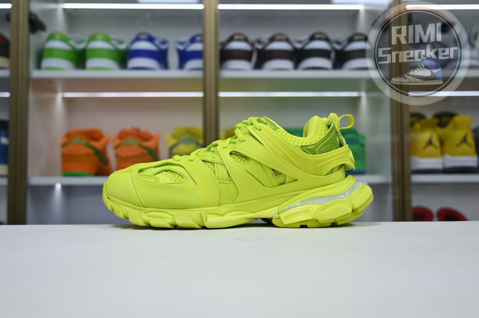 Balenciaga all sizes still in stock! Please contact customer service on iMessage/WhatsApp to purchase! BLGA Track（LED）