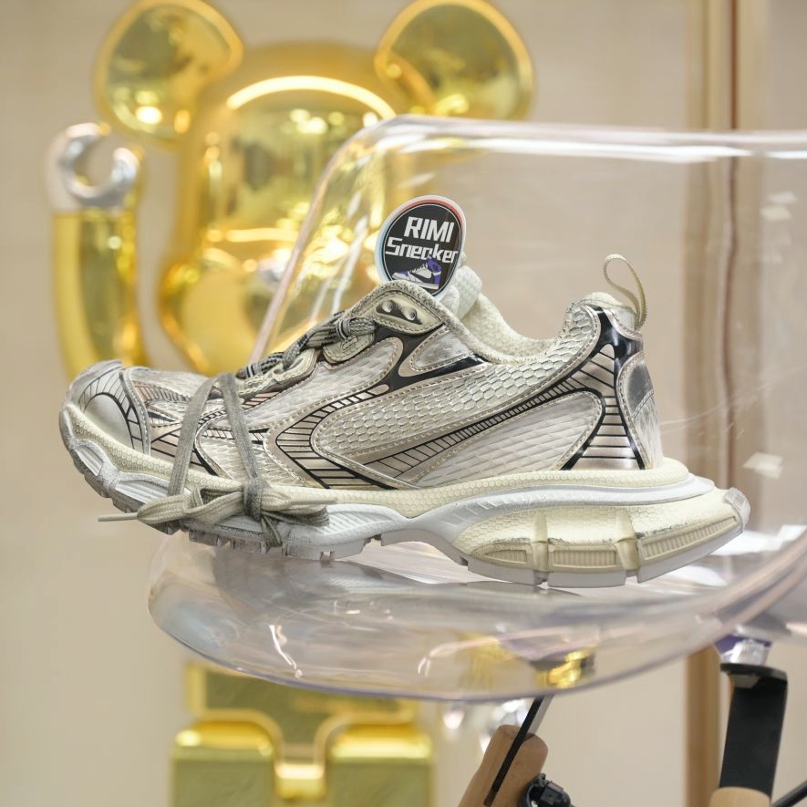 Balenciaga all sizes still in stock! Please contact customer service on iMessage/WhatsApp to purchase! BLGA 3XL