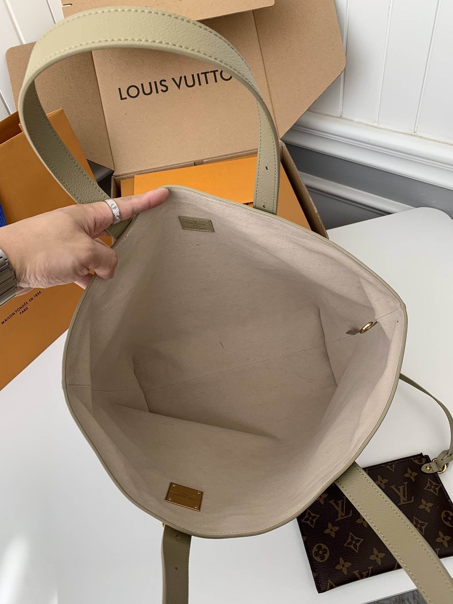 L*V Low Key Cabas Mid -number Handbag M25343 Size: 30*14*47cm