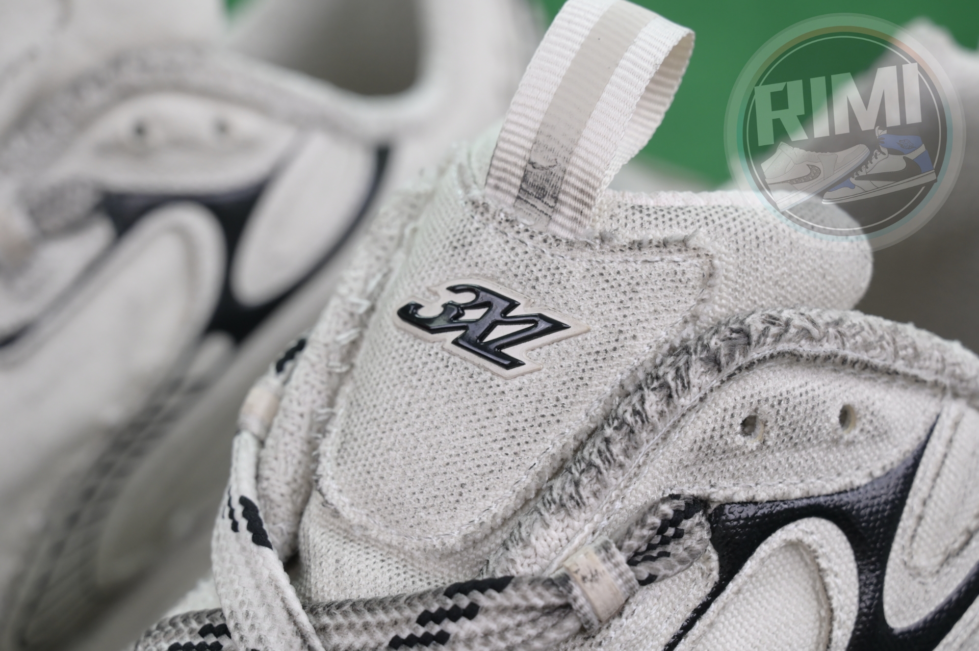 Balenciaga all sizes still in stock! Please contact customer service on iMessage/WhatsApp to purchase!  BLGA  3XL