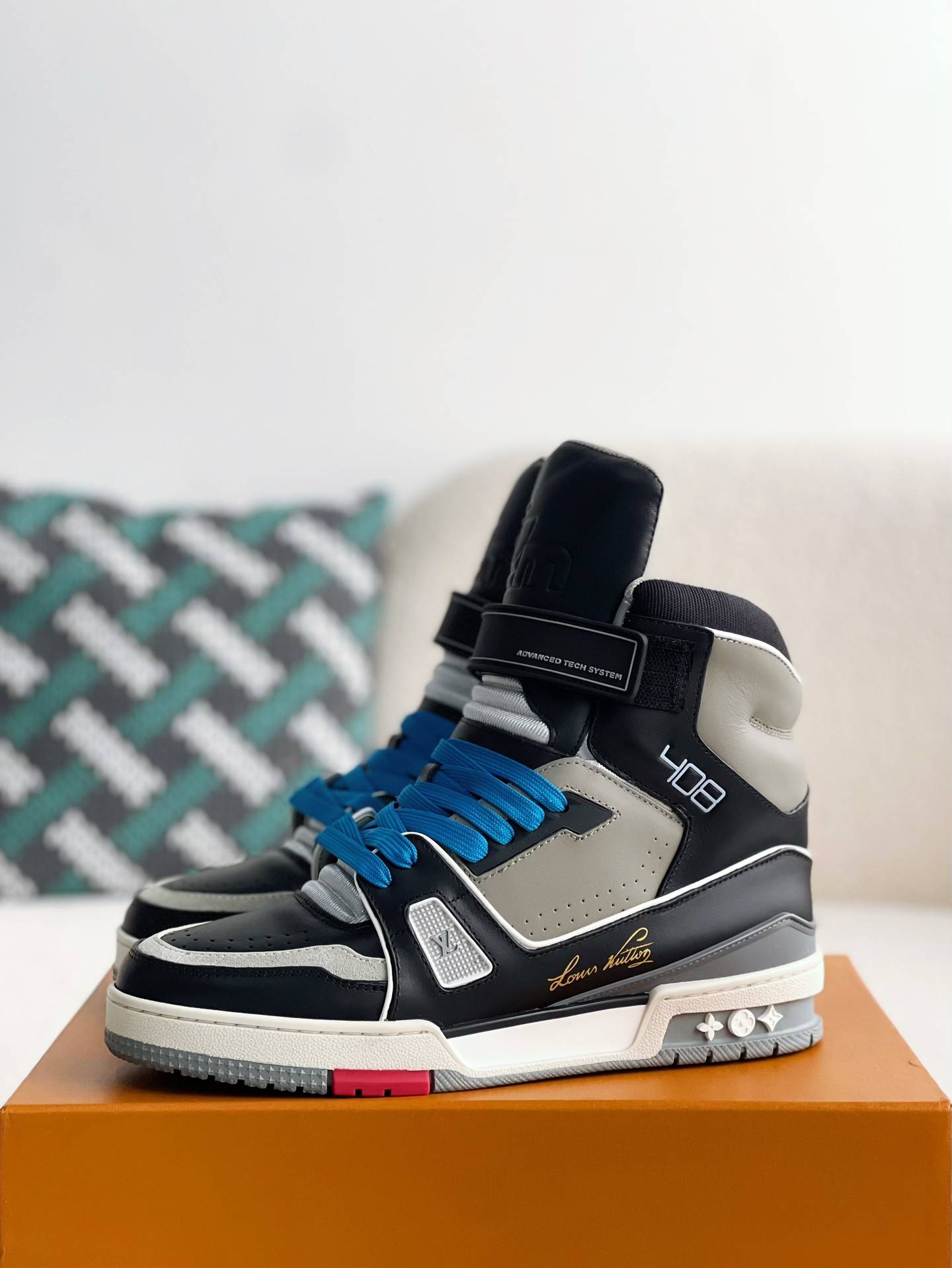 L*V TRAINER SNEAKERS