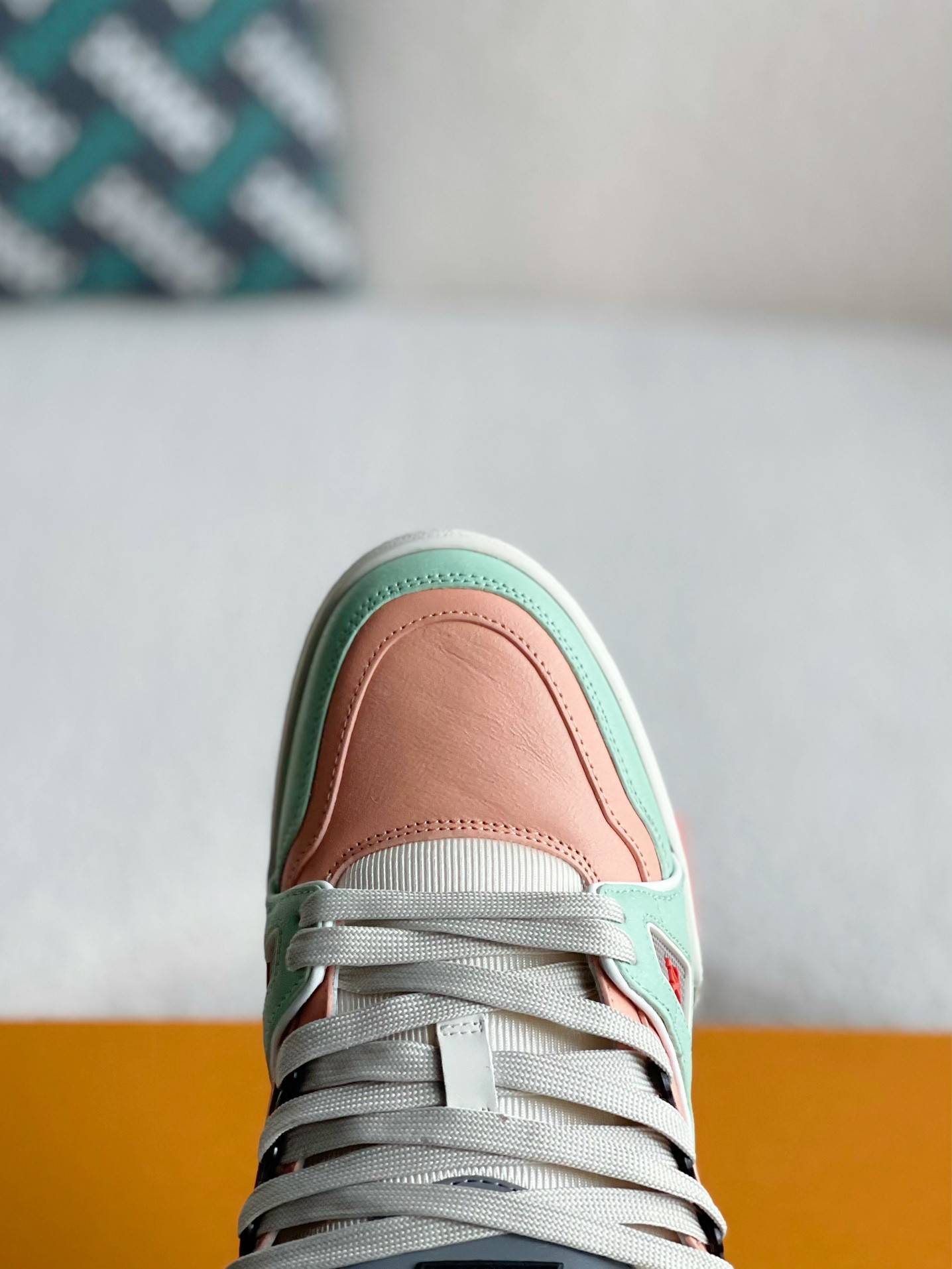 L*V TRAINER Sneakers