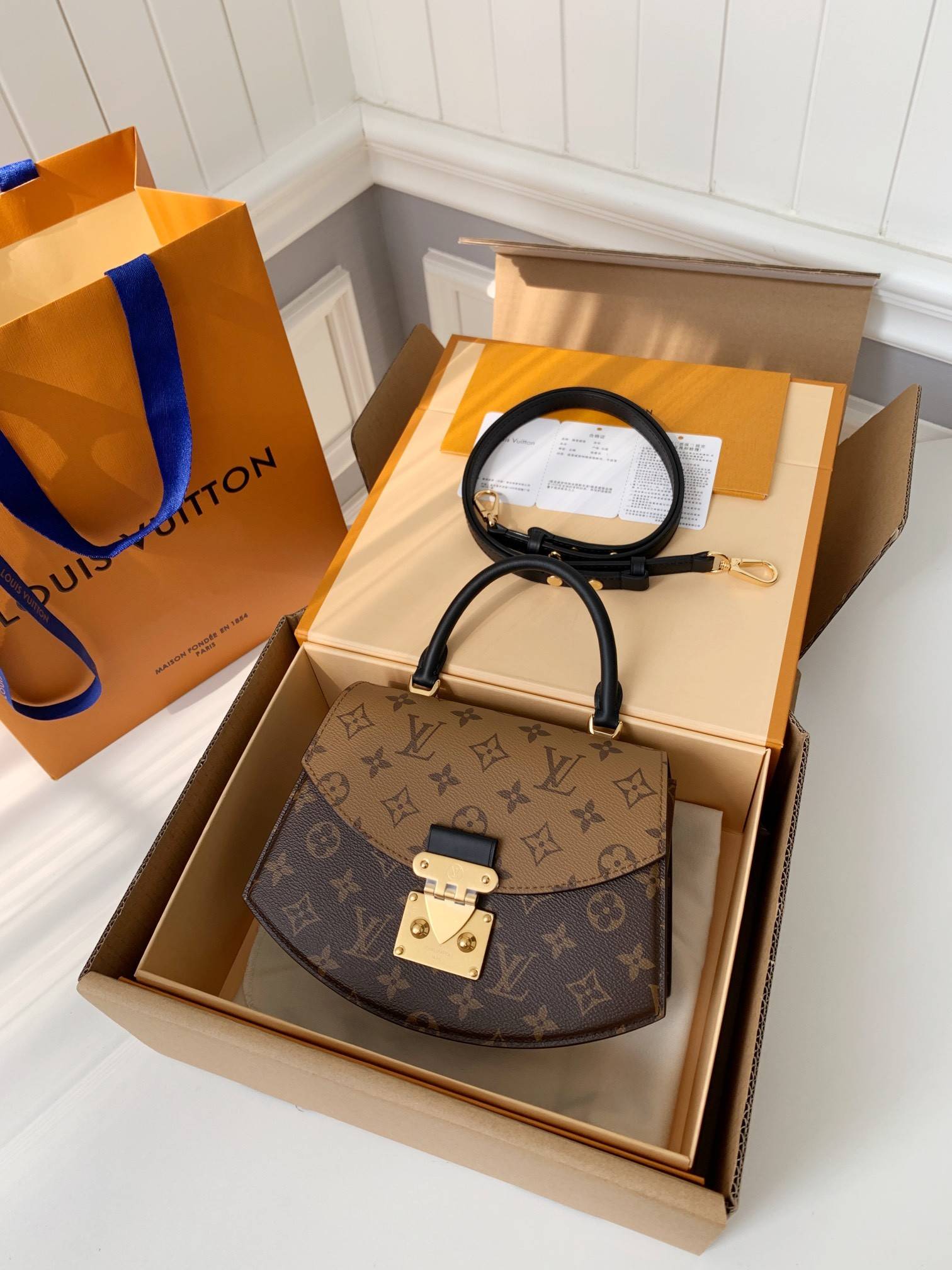 L*V Show style frame M46548 SIZE:23.5*16.5*8CM