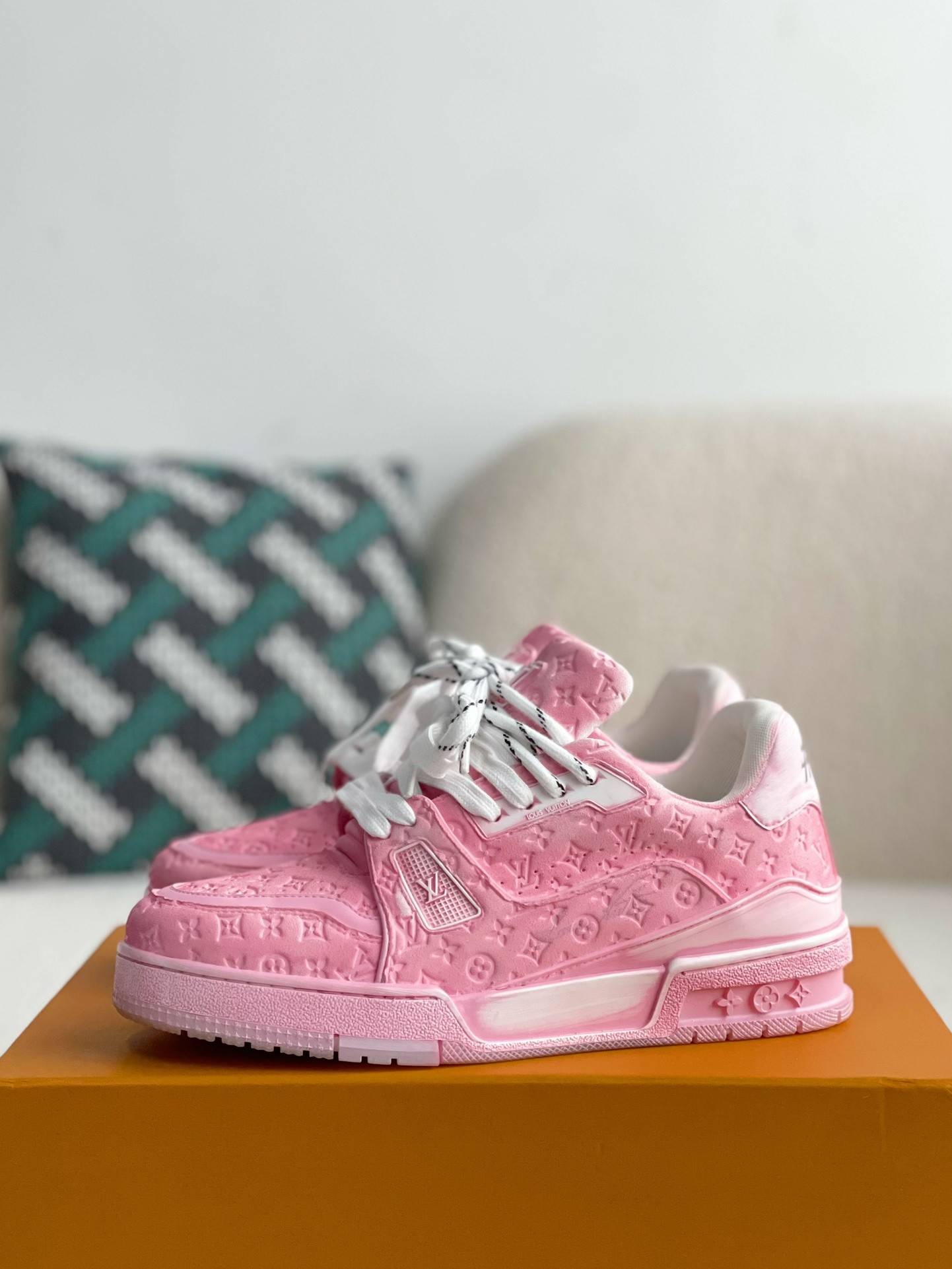 L*V TRAINER SNEAKERS