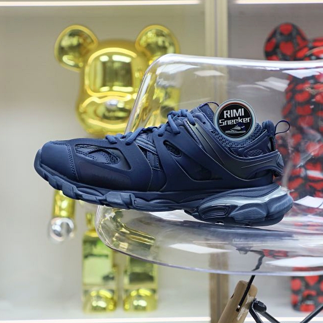 Balenciaga all sizes still in stock! Please contact customer service on iMessage/WhatsApp to purchase! BLGA Track(LED)