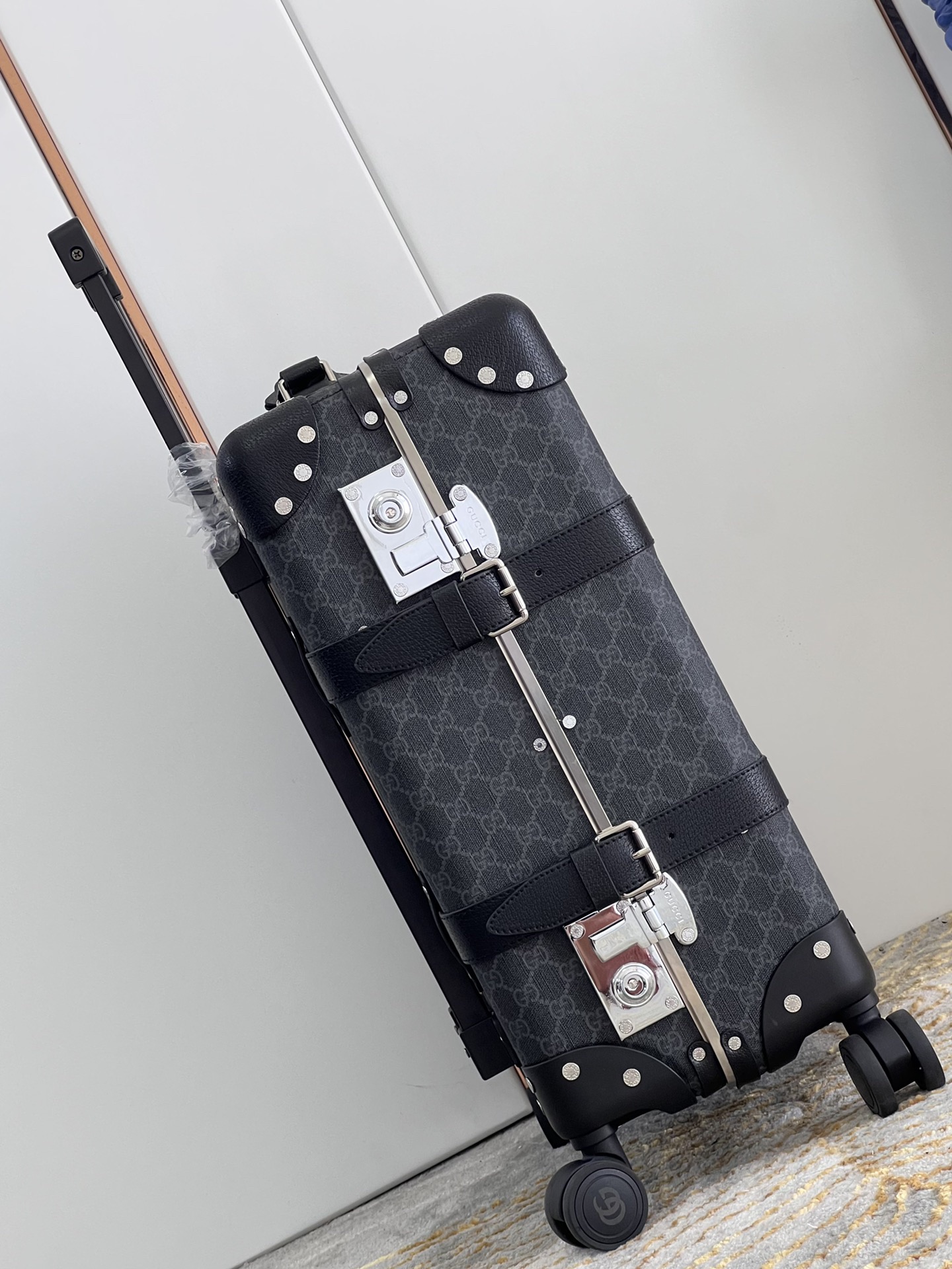 G*u*i suitcase/trolley case f902 retro size 20 inches