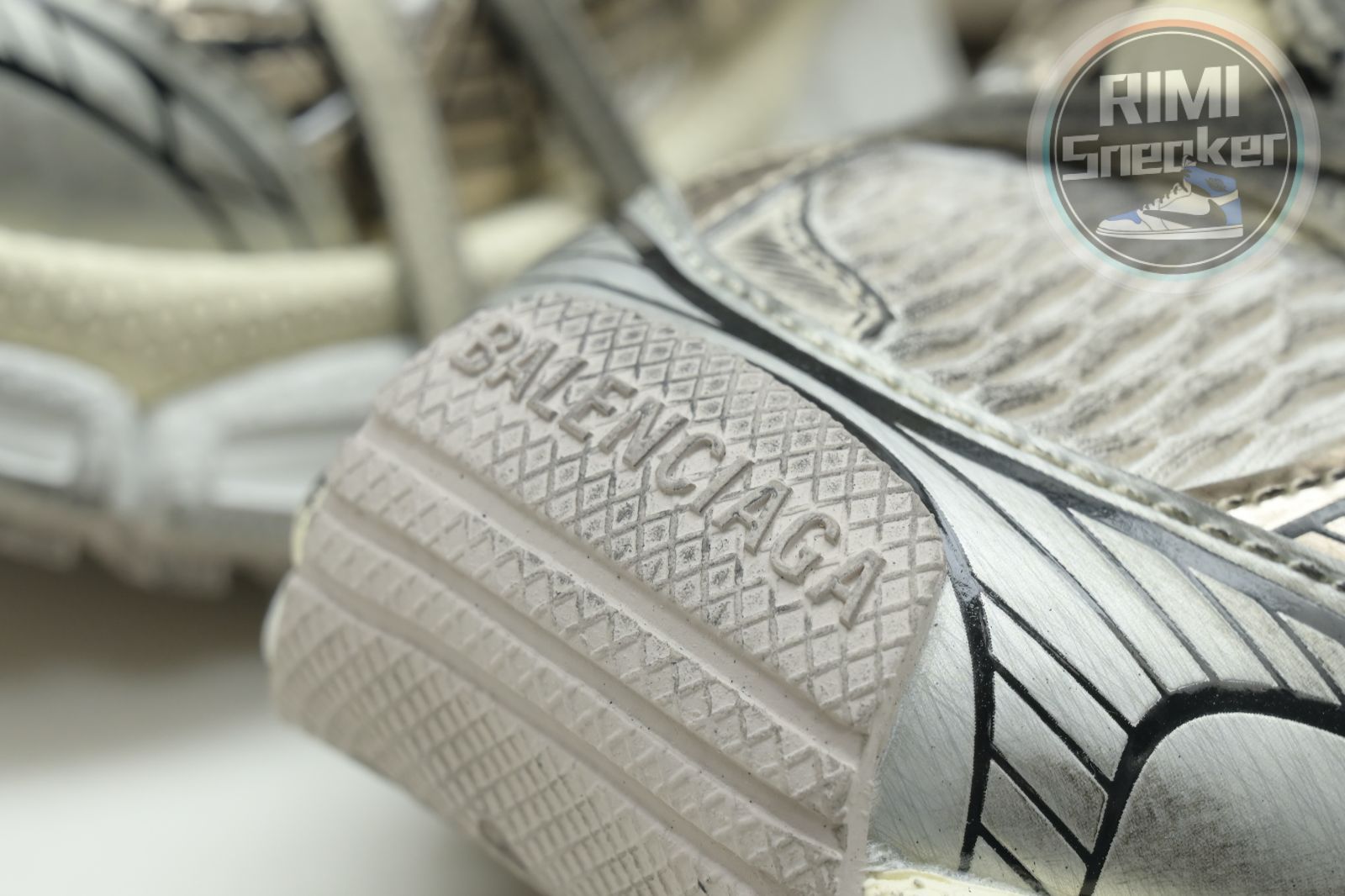 Balenciaga all sizes still in stock! Please contact customer service on iMessage/WhatsApp to purchase!  BLGA  3XL