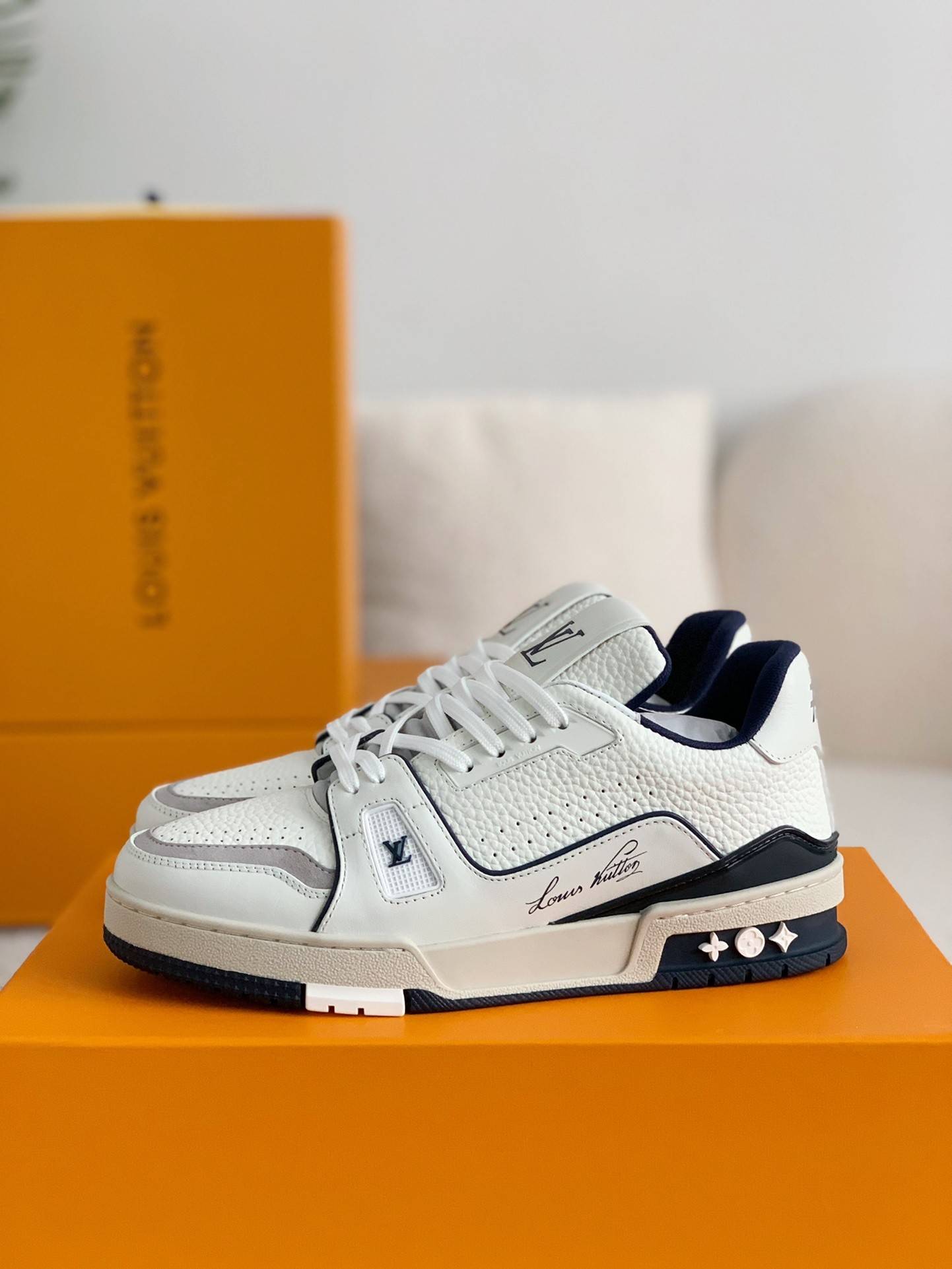 L*V TRAINER Sneakers